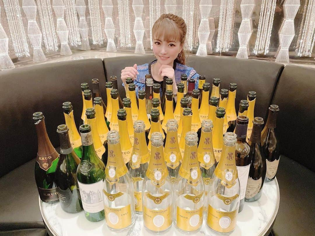 北条桃のインスタグラム：「わたしに撮られるのを待ってた空き瓶たち🍾」