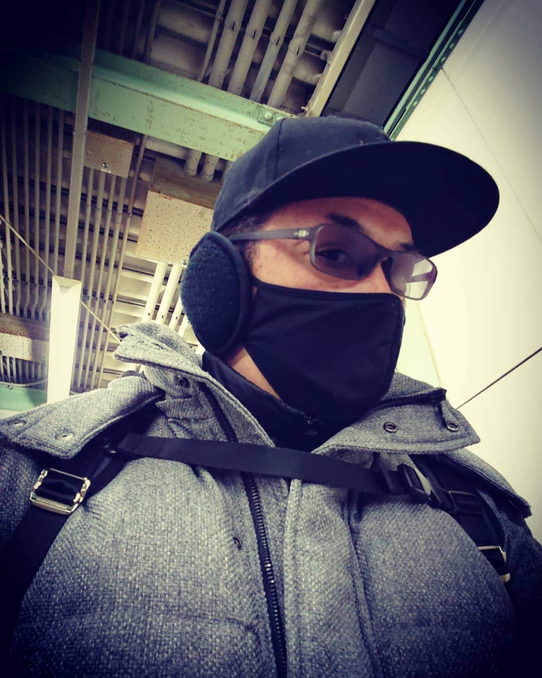 のインスタグラム：「◆ 耳あて付のマスク . と思われてしまいました。 . . うむ、確かにそう言われると、そう見えるな。 . . . 帽子・耳あて・マスク・メガネ 全部黒やな。 . 因みにこれらが全て繋がってたら、脱ぐの面倒でしゃーないで。 (てか脱着不可能やな) . #写真は今日ではありません . . #帽子 #マスク #耳あて #メガネ #黒 #newera #cap #musk #black .」