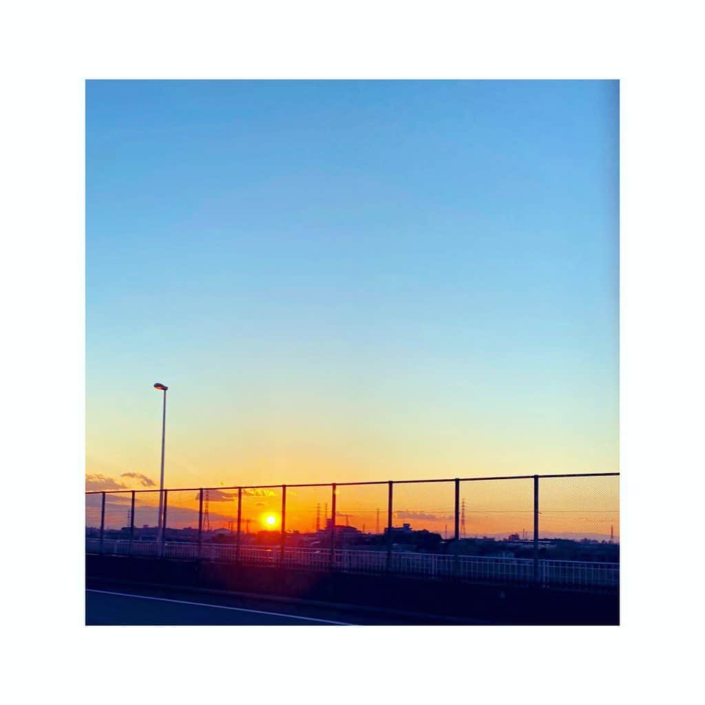 近藤夏子さんのインスタグラム写真 - (近藤夏子Instagram)「.   ロケの帰りに見えた夕陽✨ 　 掴めそうなくらい大きくて 真っ赤っかで。 エネルギーに満ち溢れていました💪🏻🔥  だけどなんだかちょっぴり切ない感じもして。 太陽は色々な表情を持っているなぁ。 　  青い空からのグラデーションも素敵！  　 明日もみんなにいいことが ありますように😊❤️ 　 今日も一日 お疲れ様でした〜🌈 　 　 #夕陽 #ロケ楽しかったな #立春」2月3日 19時06分 - kondokako0804