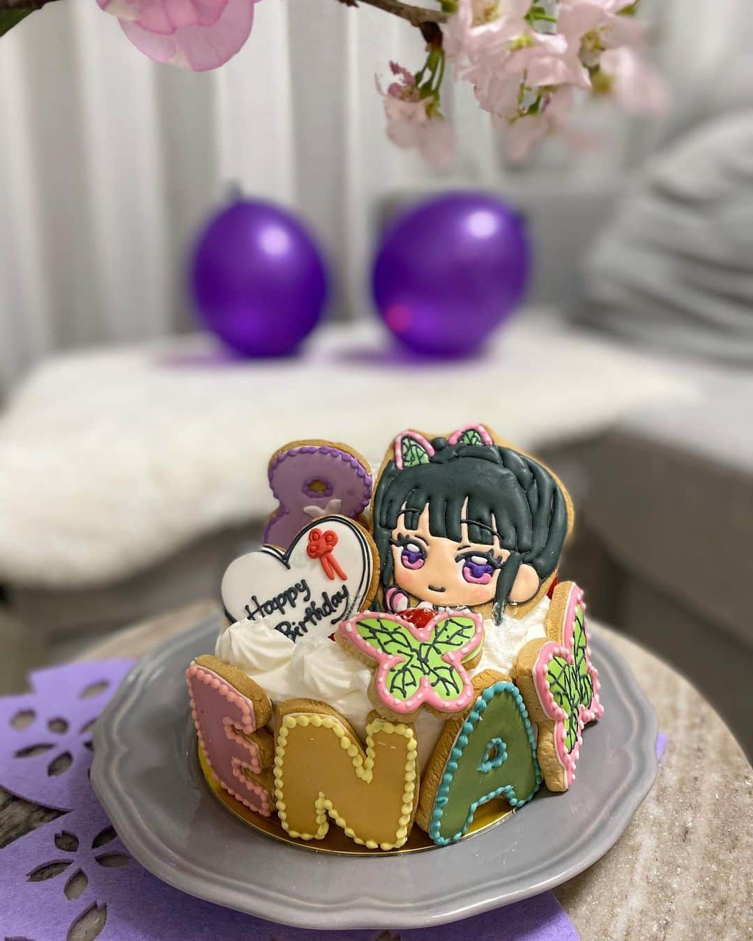 丸山悠美さんのインスタグラム写真 - (丸山悠美Instagram)「happy birthday 🎂 8歳になりました。  赤ちゃんのよう手を無意識で探すのは 8年かけてすっかり習慣になりました。  おだやかな、ぽちゃぽちゃした笑顔で 私の手を握り返してくれると 心がフワッと柔らかくなります。  大きくなっても手を繋いで歩いていたいなぁ。  お母さんにしてくれて、ありがとう💓  いまだに鬼滅大好きの娘は 帰宅したらカナヲちゃんの衣装に着替えるのが ルーティーン😂🦋  #happybirthday #お誕生日 #誕生日 #おめでとう #8歳 #happy #party #homeparty #誕生日パーティー #ママ #女の子ママ #誕生日飾り付け #鬼滅の刃　#鬼滅の刃パーティー #誕生日ケーキ #お誕生日ケーキ #鬼滅の刃ケーキ #鬼滅の刃クッキー #栗花落カナヲ #アイシングクッキー」2月3日 19時06分 - maruyumi