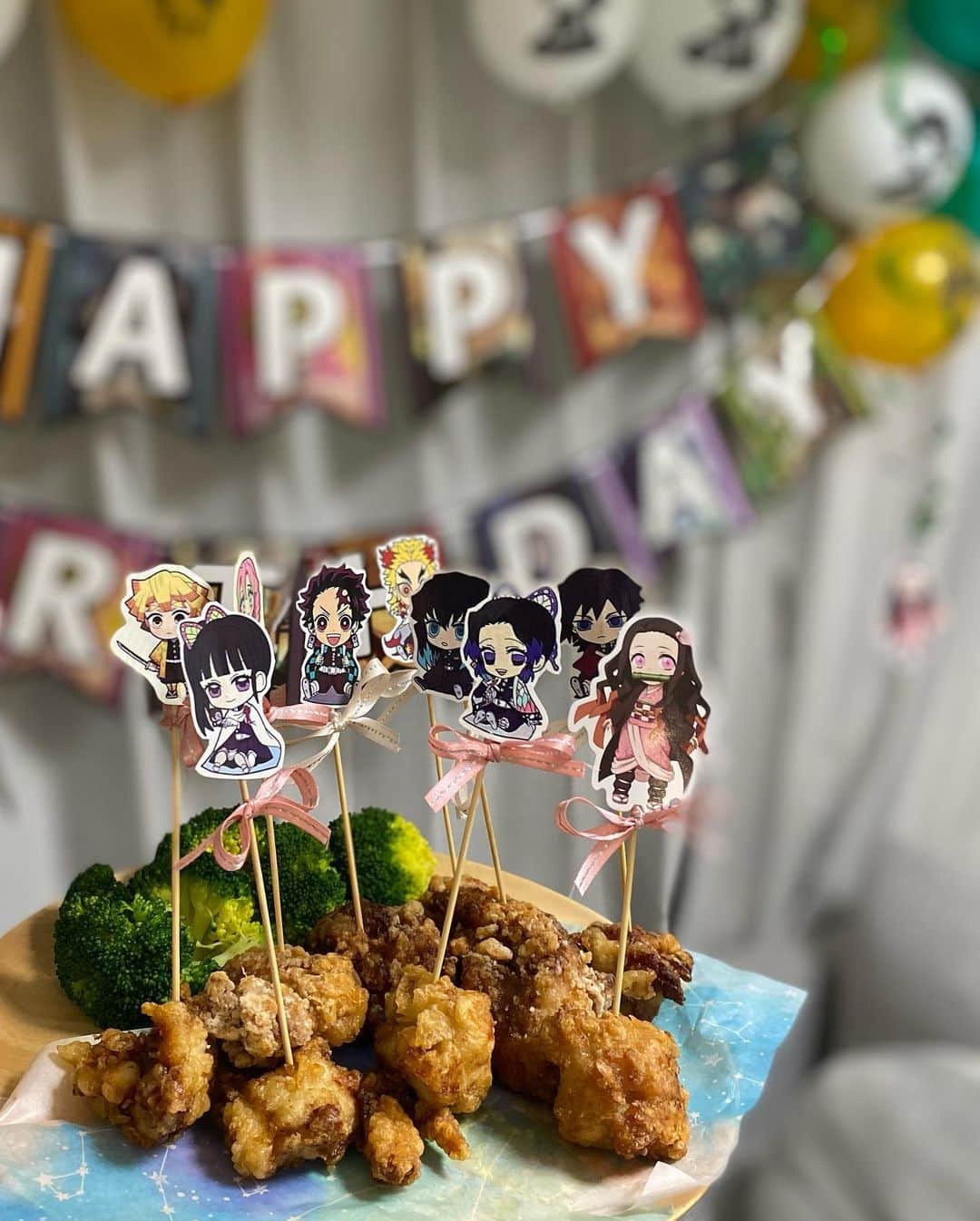 丸山悠美さんのインスタグラム写真 - (丸山悠美Instagram)「happy birthday 🎂 8歳になりました。  赤ちゃんのよう手を無意識で探すのは 8年かけてすっかり習慣になりました。  おだやかな、ぽちゃぽちゃした笑顔で 私の手を握り返してくれると 心がフワッと柔らかくなります。  大きくなっても手を繋いで歩いていたいなぁ。  お母さんにしてくれて、ありがとう💓  いまだに鬼滅大好きの娘は 帰宅したらカナヲちゃんの衣装に着替えるのが ルーティーン😂🦋  #happybirthday #お誕生日 #誕生日 #おめでとう #8歳 #happy #party #homeparty #誕生日パーティー #ママ #女の子ママ #誕生日飾り付け #鬼滅の刃　#鬼滅の刃パーティー #誕生日ケーキ #お誕生日ケーキ #鬼滅の刃ケーキ #鬼滅の刃クッキー #栗花落カナヲ #アイシングクッキー」2月3日 19時06分 - maruyumi