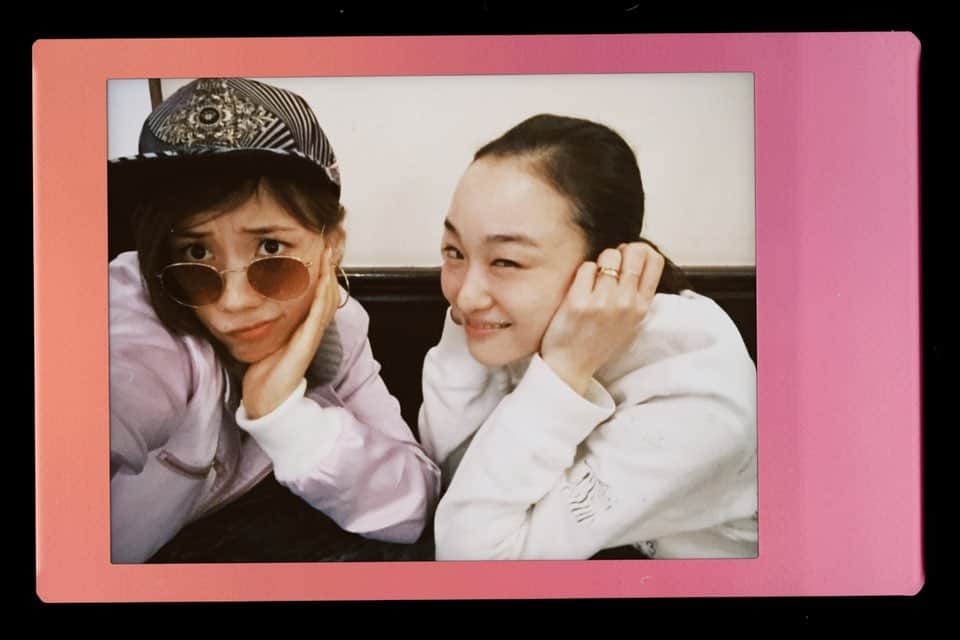仲里依紗のインスタグラム：「ハイパー仲良ぴちゃんの 小野ゆり子さまが ついにインスタはじめたよ🥰 @yurikoono_official   この写真ゆりちゃんとはじめて遊んだ時にカフェで撮ったやつ🤣💜 多分トカゲくん1歳くらいだった🦎 そして 私の帽子🧢多分Versace ゴッリゴリママ🥰  #ゆりちゃん仲良しでいてくれてありがとう」