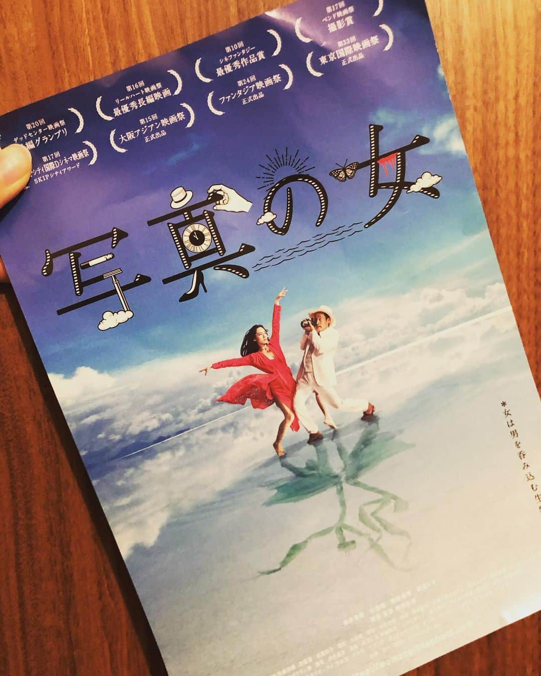 立石晴香さんのインスタグラム写真 - (立石晴香Instagram)「ジュウオウの國島くんにオススメ映画紹介してもらって3人で見てきました☺️  おすすめの理由がわかる素敵な作品でした〜😢❤️  2枚目頂いたチラシの「写真の女」です。  たくさんセリフがないのですがその分一つ一つのセリフがとても心に残り、インパクトがありました😢  共感できるところも多く観た後3人で思い思いに感想を交わさせてもらって幸せすぎました😭  女性はきっと共感できると思いますし、國島くんから言うと男性もぐっとくるそうですなるほどなるほどと終わった後のお話も楽しかったー😭  ユーロスペースで 〜12日まで上演されているようなのでご興味ある方ぜひ✨  映画HP https://womanofthephoto.com/  #写真の女  #ジュウオウジャー  色々落ち着いたらまた6人で会おうね☺️❤️ ※みきちゃんと私撮影時、マスク外させていただきました🙇‍♀️」2月3日 19時12分 - haruka_tateishi