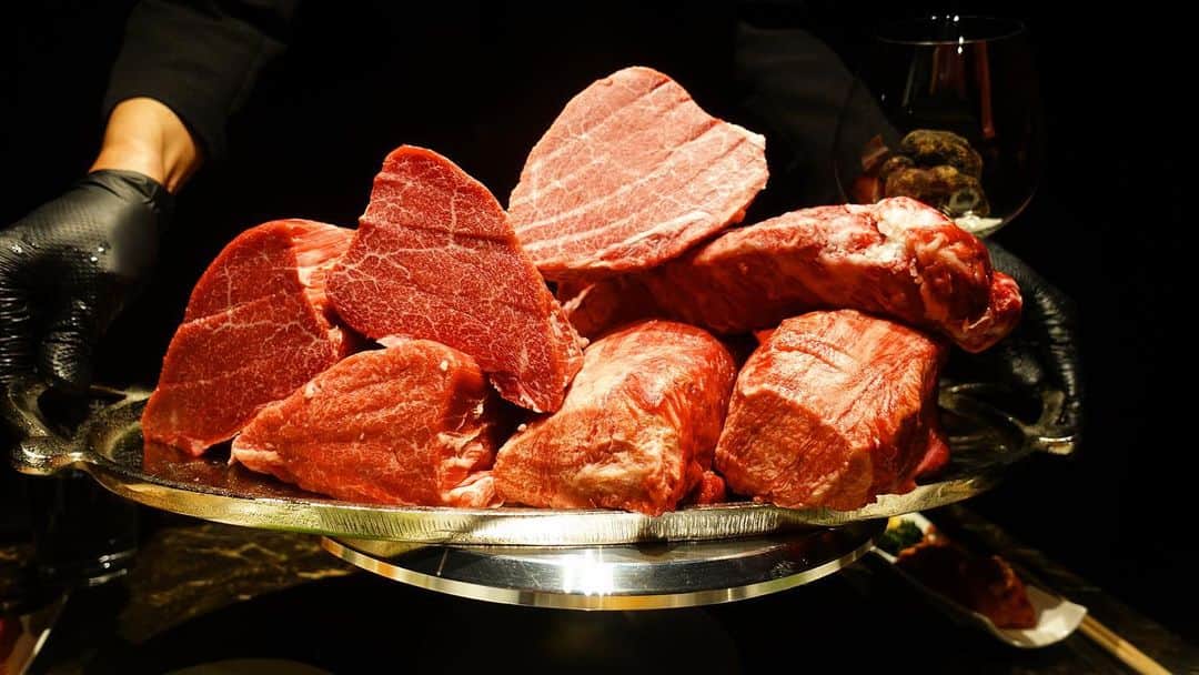 のインスタグラム：「都内某所にある紹介制の焼肉屋「新進気鋭」  完全紹介制、住所非公開、電話番号非公開、完全個室、グルメサイト投稿禁止   コースは3種類 Sコース 15,000円 Xコース 20,000円 Zコース 30,000円   こちらは贅の限りを尽くしたZコース  ていうか支配人、やりすぎ  今年は肉yearになってます  #新進気鋭 #肉 #焼肉 #紹介制 #住所非公開 #品川イッコー #ikkosfilms  #japanesefood #igers #tagsforlikes #instagramjapan #ilovejapan」