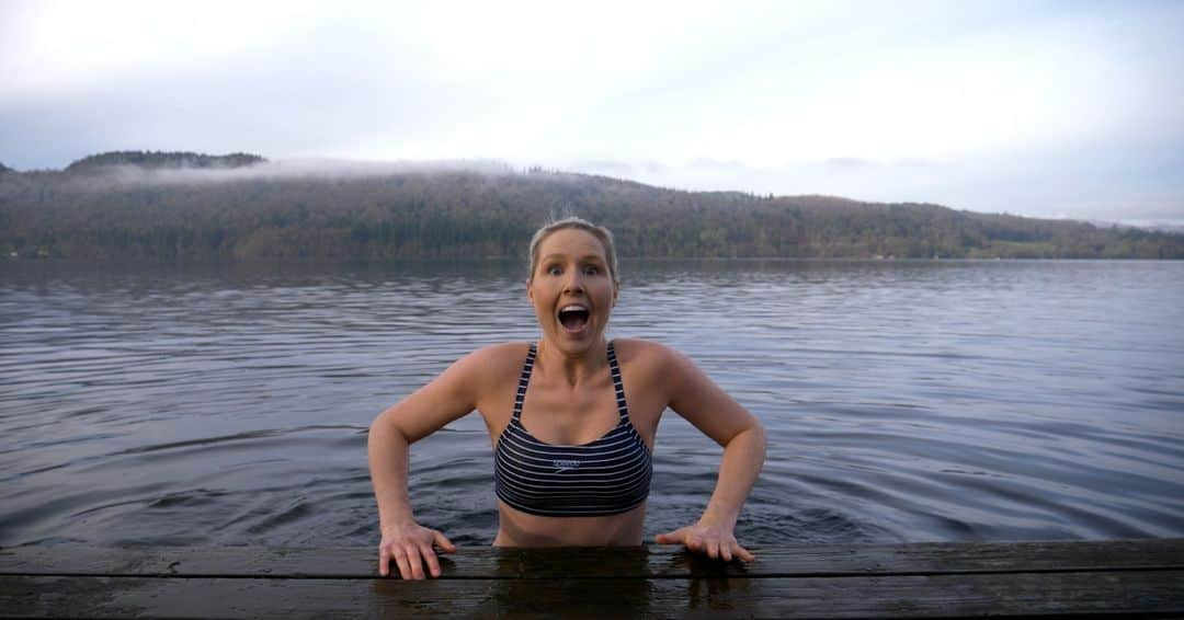 スピードさんのインスタグラム写真 - (スピードInstagram)「Stay local, go wild ⛰️  @faypreene from @wonderfulwildwomen enjoying a chilly swim!   #IAmASwimmer #Speedo #LoveToSwim」2月3日 19時14分 - speedo