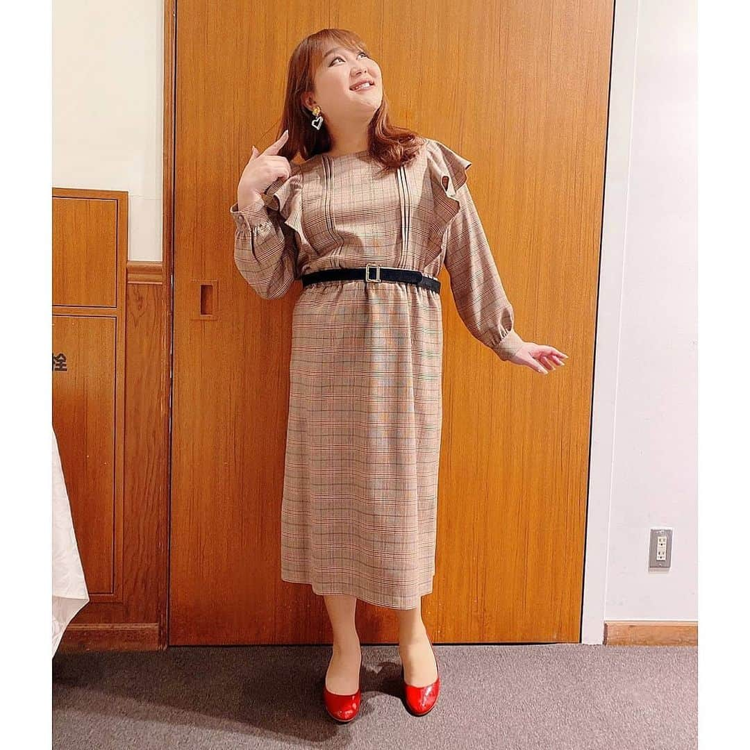 りんごちゃんさんのインスタグラム写真 - (りんごちゃんInstagram)「至福のお家時間のために‥  #ガールズハッピースタイル♪  #放送スケジュール #2月６日(土) #2月20日(土) #9時30～ #チバテレ  #是非ご覧ください!!  🍎りんごちゃんコーデ🍎 #トップス＆スカート：@hankyu_chubby #ベルト：@happymarilyn_official #イヤリング：@abiste_official #どこかレトロな感じがしゅき♡」2月3日 19時14分 - ringochan_0626