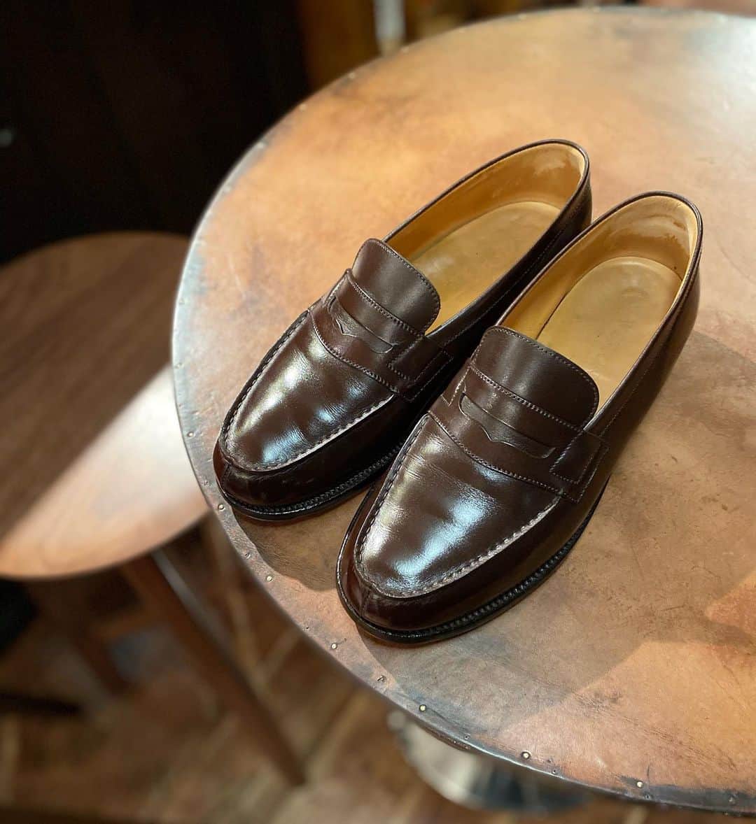 Yuya Hasegawaさんのインスタグラム写真 - (Yuya HasegawaInstagram)「J.M.Weston / 180 Loafer.  The most important things in shoeshining this shoe is to give it a deep shine.  #jmweston #shoeshine #shoepolish #brifth #tokyo #japan」2月3日 19時15分 - yuya.hasegawa.brift.h