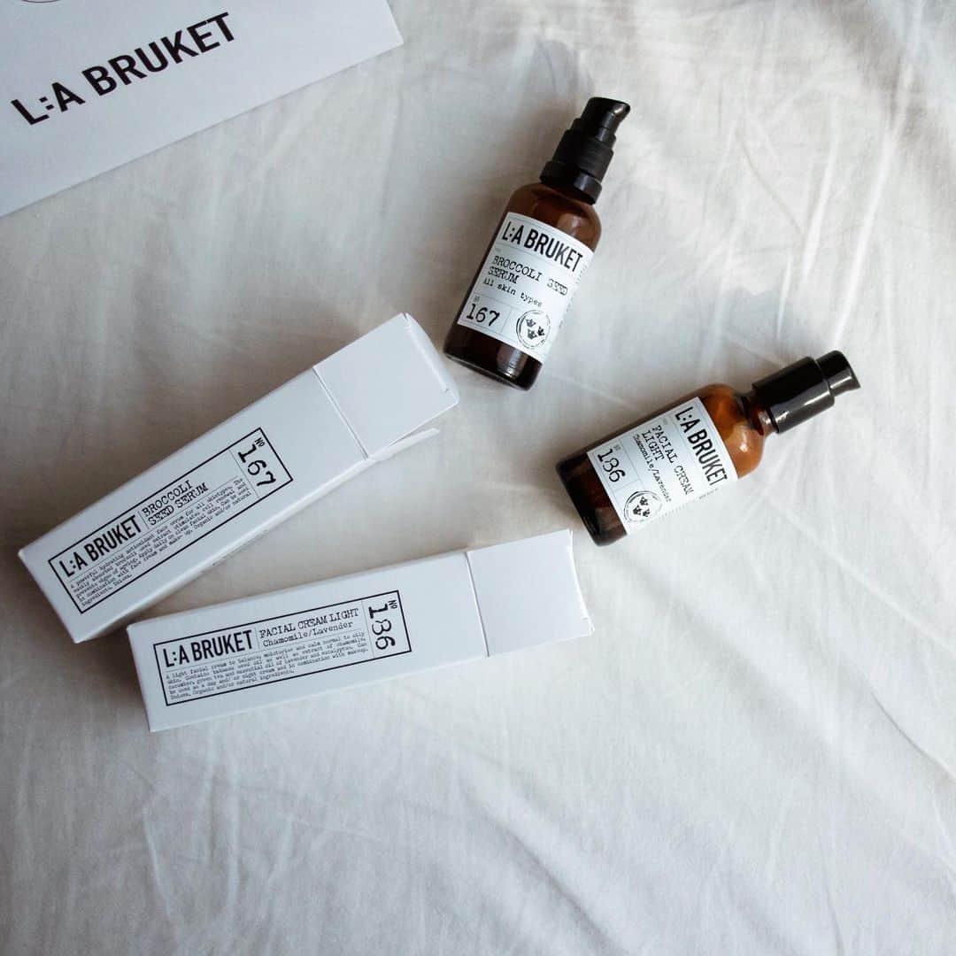 nanaさんのインスタグラム写真 - (nanaInstagram)「ㅤ 3年ほど前からボディケアを愛用している 『L:A BRUKET』 バスソルトとボディバターは今も 夜な夜な使っていて ボディスクラブは今切らしてるねんけどな 大人で主張しすぎないけど 新鮮で爽やかでユニセックスな香りが めっちゃ好きやねん♩ ㅤ ㅤ だから絶対コレもええやろ✨と 美容液とフェイスクリームを試してみてんけど やっぱりええ𓀠𓀠 ㅤ ㅤ 美容液はブロッコリーシードエキスとか エイジングケアしてくれる美容成分配合やねん🥦 なんかな、不思議な匂いやねんけど 野菜の香り？サラダみたいな優しい匂いすんねん🤤 すーっと肌なじみもええし、 しっとりもちっと肌になるで😍 ㅤ ㅤ フェイスクリームは軽めのテクスチャーで ラベンダーの香りで癒される𓂃 保湿力ばっちりで、ふっくらもっちもちが ずーーーっと続くねん♩ ㅤ ㅤ ここのんは、他にもたーっくさんラインナップあって とにかくパッケージもおしゃんで 置いてるだけでおしゃれな人の家になれるし←ココな😍 どれもこれも見た目に負けない実力で ほんまにおすすめやで😊 ㅤ ㅤ ㅤ　 @labruket_japan_store @labruket  #labruket  『ブロッコリー シード セラム』 『フェイシャル クリーム ライト』 ㅤ ㅤ ㅤ ㅤ  #ラブルケット #オーガニックコスメ #オーガニック #オーガニックスキンケア #organiccosmetics #skincare #スキンケア #無添加 #自然派コスメ #美容 #保湿ケア #スキンケアマニア #アラフォー美容 #40代美容 #nanaコスメ #locari #乾燥肌にオススメ #乾燥肌ケア #locari_beauty #アラフォー美容 #美容好きさんと繋がりたい  #instabeauty #메이크 #메이크업 #몸스타그램 #nana美容 ㅤ」2月3日 19時25分 - nanapanda517