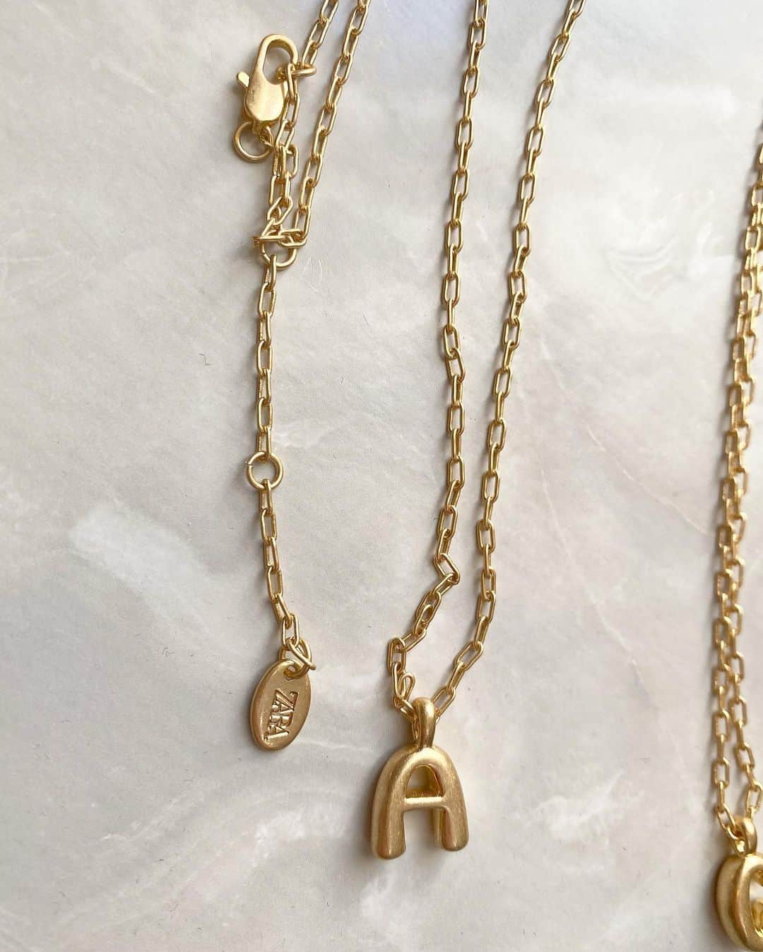 ryokoさんのインスタグラム写真 - (ryokoInstagram)「𝓃ℯ𝓌𝒾𝓃𓂅 @zara のネックレス♡ 前回は買えなかったけど今回は買えた☺︎ 嬉しい🥰最後に品番入れました♡スワイプしてみてね☞ ． ． ． #zara #ザラ #ザラジョ #zara購入品 #置き画 #ネックレス #ゴールド #プチプラ #アクセサリー #ロカリ #locari #gold #accessories #accessory」2月3日 19時26分 - ry.0123