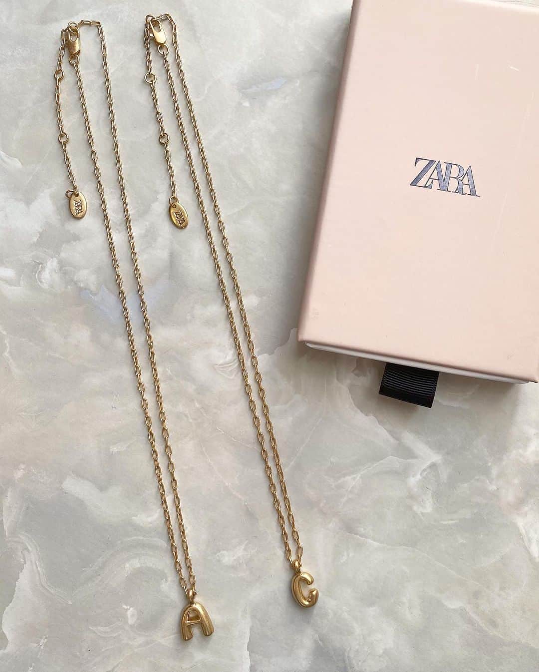 ryokoさんのインスタグラム写真 - (ryokoInstagram)「𝓃ℯ𝓌𝒾𝓃𓂅 @zara のネックレス♡ 前回は買えなかったけど今回は買えた☺︎ 嬉しい🥰最後に品番入れました♡スワイプしてみてね☞ ． ． ． #zara #ザラ #ザラジョ #zara購入品 #置き画 #ネックレス #ゴールド #プチプラ #アクセサリー #ロカリ #locari #gold #accessories #accessory」2月3日 19時26分 - ry.0123
