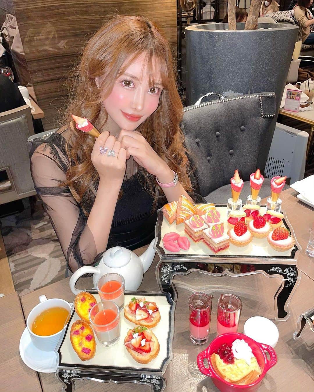 蘭子のインスタグラム：「今日は【表参道Zelcova】で久々の女友達で集合しました💓 ストロベリールビーチョコレートアフタヌーンティー🫖🍫🍓 . しかし私はごはん予定があったので１時間で退散🥺 時間なくて全然食べれなかったけどちょうどよかったです🤣 . その後は初めての埼玉の【猪股】さんへ🍣 . そしたらたまたまお友達もいてびっくり🤣 埼玉で被るという奇跡、素晴らしい🤣✨ . ストレートなお鮨って感じで美味しかったです🥺💓 . . デブ活に満足して東京に戻っています。 苦しいですおやすみなさい。笑 . . 🐖 . . #ザストリングス表参道#猪股  #表参道グルメ#埼玉グルメ#表参道#表参道カフェ#表参道ランチ#表参道グルメ #渋谷カフェ#アフタヌーンティー#アフタヌーンティー巡り#東京カフェ#恵比寿カフェ#銀座ランチ#今日のコーデ#代官山カフェ#表参道カフェ#女子会コーデ#おしゃれさんと繋がりたい#おしゃれな人と繋がりたい#カフェ巡り#カフェ好きな人と繋がりたい#カフェ部#フォトジェニックスイーツ#フォトジェニックスポット#カメラ部#グルメ#グルメ部#グルメ好きな人と繋がりたい#ディズニー好きな人と繋がりたい#映えスポット」