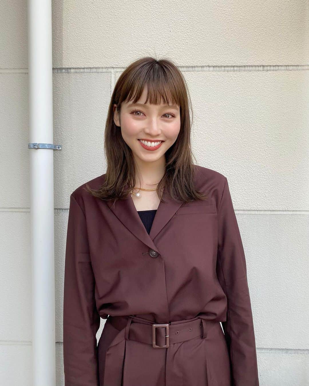 のインスタグラム：「．  美容や、エステについて ストーリーでも紹介したけど わたしがいつも通わせていただいてる1つ  @fleur.0301 でのメンテナンスについて💆🏼‍♀️  いつも小顔整体と前回からはハイフも してもらってます♡  まじで、ゴッドハンド。笑  小顔整体は骨を正しい位置に戻してくれるので 正直ちょっと痛い。笑  けど、終わった後に納得！！笑 顔、ちいさくなってる！え！！ ていつも言いよる😂笑  自分は喋りすぎて顔の筋肉が緊張してくるから ほんとに必須すぎる。笑🙄🙄  気になるパーツにしっかりアプローチしてくれるので ほんとにほんとに癖になってます。  プライベートサロンなので 金額等相談したらそれに合うプラン組んでくれるので すごく行きやすいです👶🧡🧡  ハマりすぎて福岡出る時に困ったけど 大阪でも受けれてほんとに嬉しい。笑🥲  福岡の人も大阪の人もぜひ！！！て感じです！笑  壁の前ですごい棒立ち。笑  砂漠級の乾燥肌の保湿についてまたいつか載せます🤱  #小顔矯正  #小顔マッサージ  #小顔エステ  #プライベートサロン  #大阪エステ」