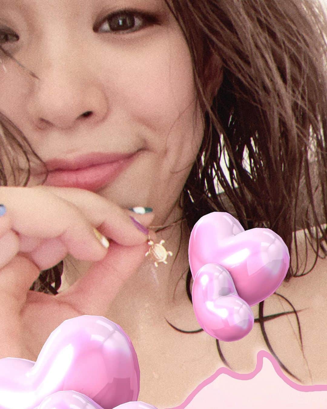 のインスタグラム：「また！  亀🐢💜 2匹目だよ、ネックレスの亀！  ママからのプレゼントだから、もらってからずっと付けてます💜  名前どうすっかな！」