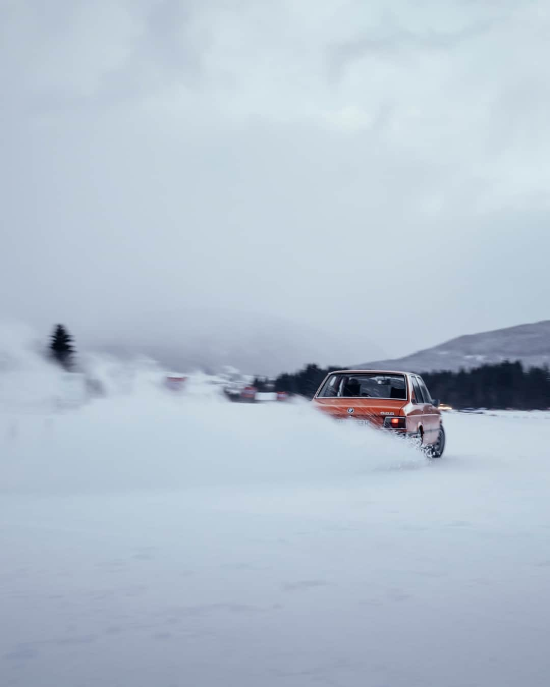 BMWさんのインスタグラム写真 - (BMWInstagram)「Never too old to have fun. The first generation of the BMW 5 Series. #BMW #5Series #BMWClassic @romanraetzke @bmwclassic」2月3日 19時29分 - bmw