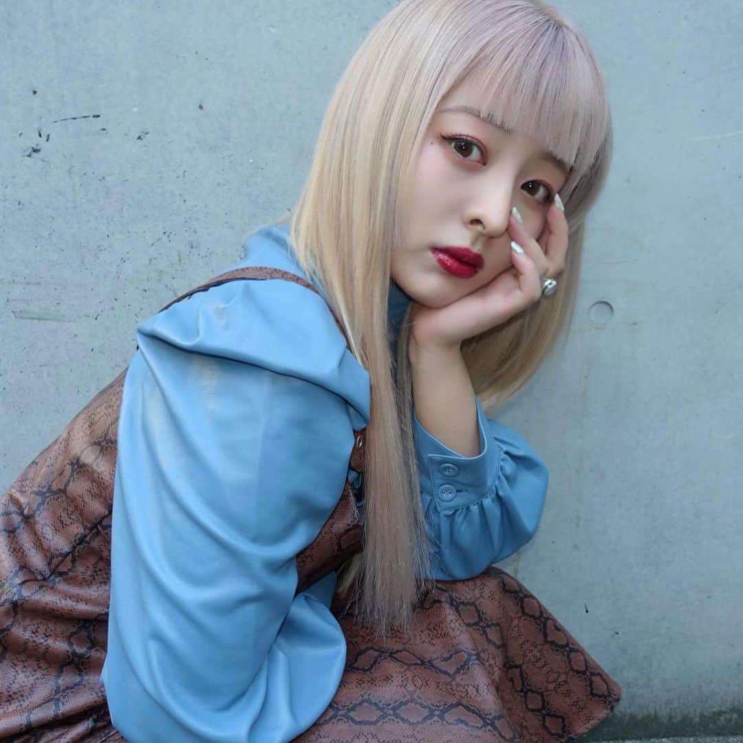 Yumeのインスタグラム：「ロング復活🤍🤍🤍 やっぱり定期的にしたくなってしまう🥺🥺🥺  ハイトーンロングは久しぶり💭😳 この前入れたピンクはそのままでエクだけつけてもらったよ💘 カラタスのムラシャンが優秀すぎて、めちゃいい感じに紫がかってくれる、、、😌💕  理想のラベンダーピンクみたいな感じで超お気に入りヘア😢🤍🤍🤍  #ヘアカラー#エクステ#ピンクヘアー　 #ラベンダーカラー#ムラシャン#ロング#金髪ロング#ハイトーン」