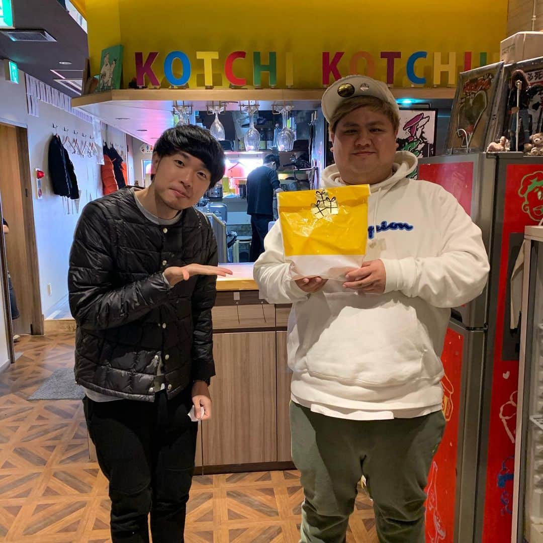 池田真一のインスタグラム：「モンスーンの小山が誕生日プレゼントでオシャレな歯磨き粉とオシャレなお尻用石鹸くれたよ！ありがとうな😄  さては小山めちゃくちゃ女子にプレゼントしてるな😆 じゃないとこんなプレゼント選べない！」