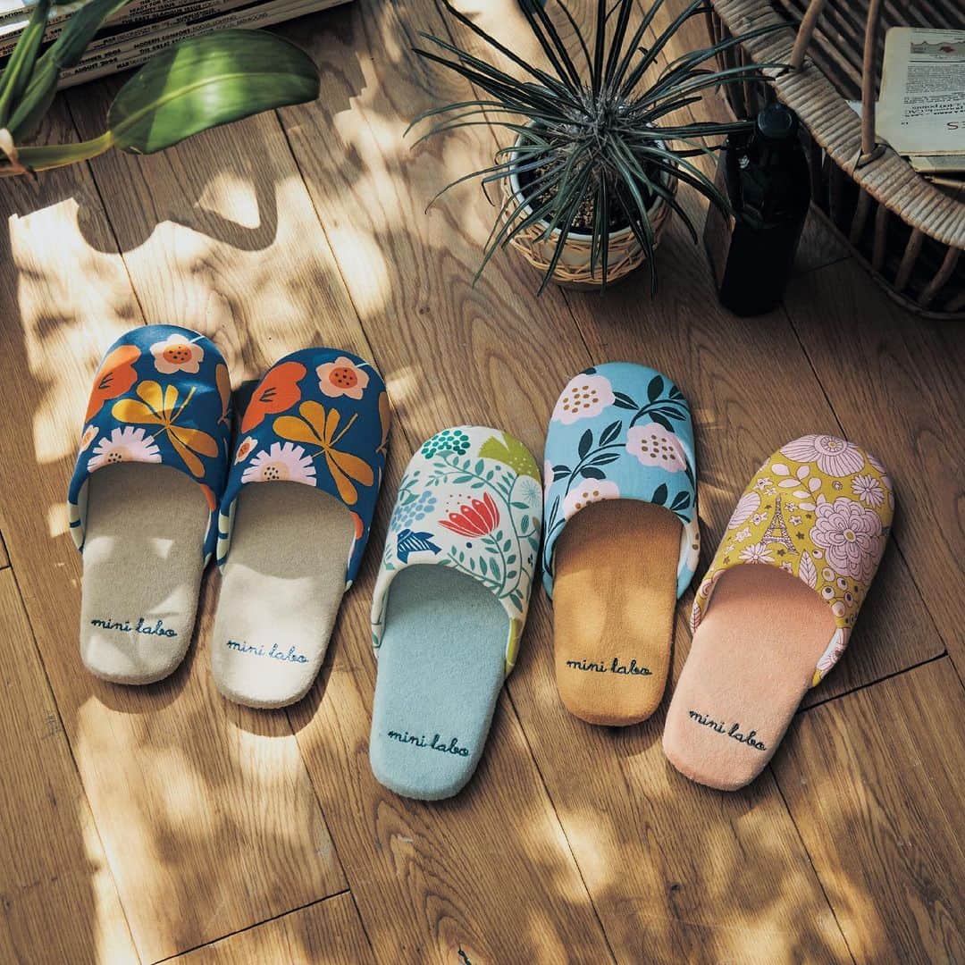 mini_labo_jp(ミニラボ) さんのインスタグラム写真 - (mini_labo_jp(ミニラボ) Instagram)「. パッと目を引く洗練された華やかさ  mini laboらしい感性でお花を素敵にデザイン！ 軽くてやわらかな履き心地がたまらない♪  洗濯機で洗えるソフトスリッパ ¥990 (税込)  #minilabo#ミニラボ #ベルメゾン#BELLEMAISON」2月3日 19時43分 - mini_labo_jp