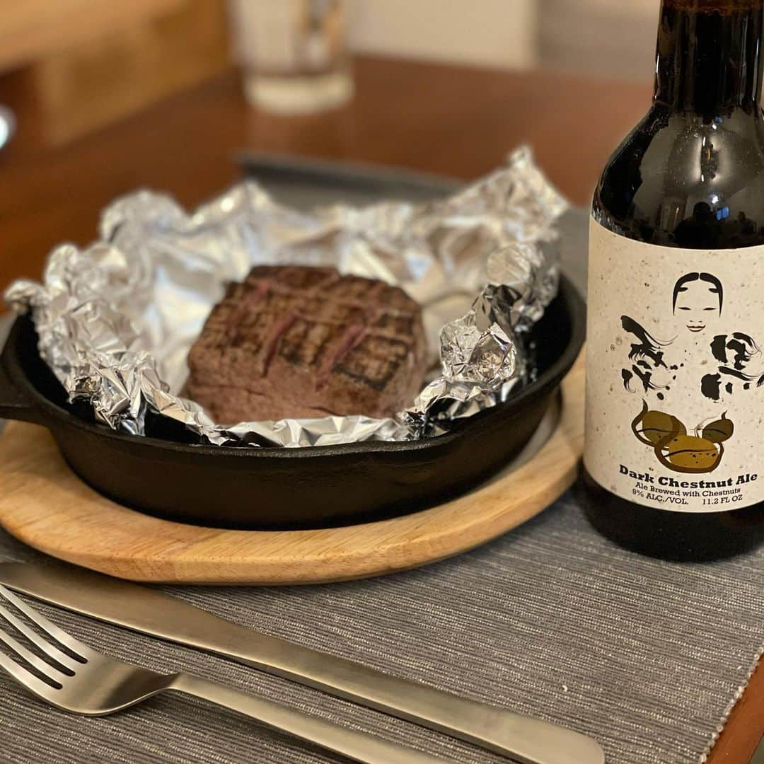 古賀麻里沙のインスタグラム：「スーパーでとっても美味しそうな#肉塊 を見つけました❤️シンプルに#岩塩 のみでジューーーーーッ🍖🥩✨  ジューシーな肉汁❣️うまぁーーーーーっ！！！美味しいお肉は焼き過ぎないのがポイントですね。表面をスキレットで焼いて、あとはアルミホイルに包んで余熱で✨  お肉にはしっかりどっしりなビールを合わせたい気分🍺#ひでじビール#栗黒 を合わせてみました。  コーヒーのような香ばしいフレーバーに重厚なコク。栗の香りも上品に感じられます。まろやかな口当たりでゆったりと味わうのに適したビール。アルコール度数は9%！飲みごたえもバッチリです👌🏻」