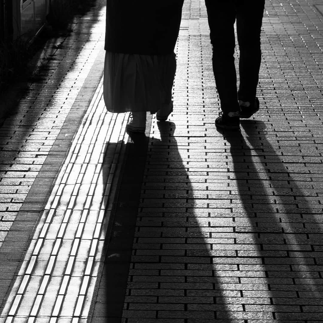 naotakeのインスタグラム：「さんぽ - A ramble / X-T2 & Snapseed, 20210204 . . 冬至から一ヶ月あまりでずいぶん日が伸びた。 . . #spicollective #royalsnappingartists #infamous_family #rsa_main #infinity_photo_cult #jp_gallery_member #jp_gallery_bnw #trb_bnw #wp_bnw  #bnw_life #bnwlife_member #bnw_life_shots #bnw_captures #world_bnw #top_bnw #team_jp_ #team_jp_モノクロ #ig_energy_bw #ig_nihon #streetphotographybnw #igersjp #blackandwhite #bnw #bnwphoto #monochrome #bw #bnwphotography #今日もx日和 #fujifilm_xseries」