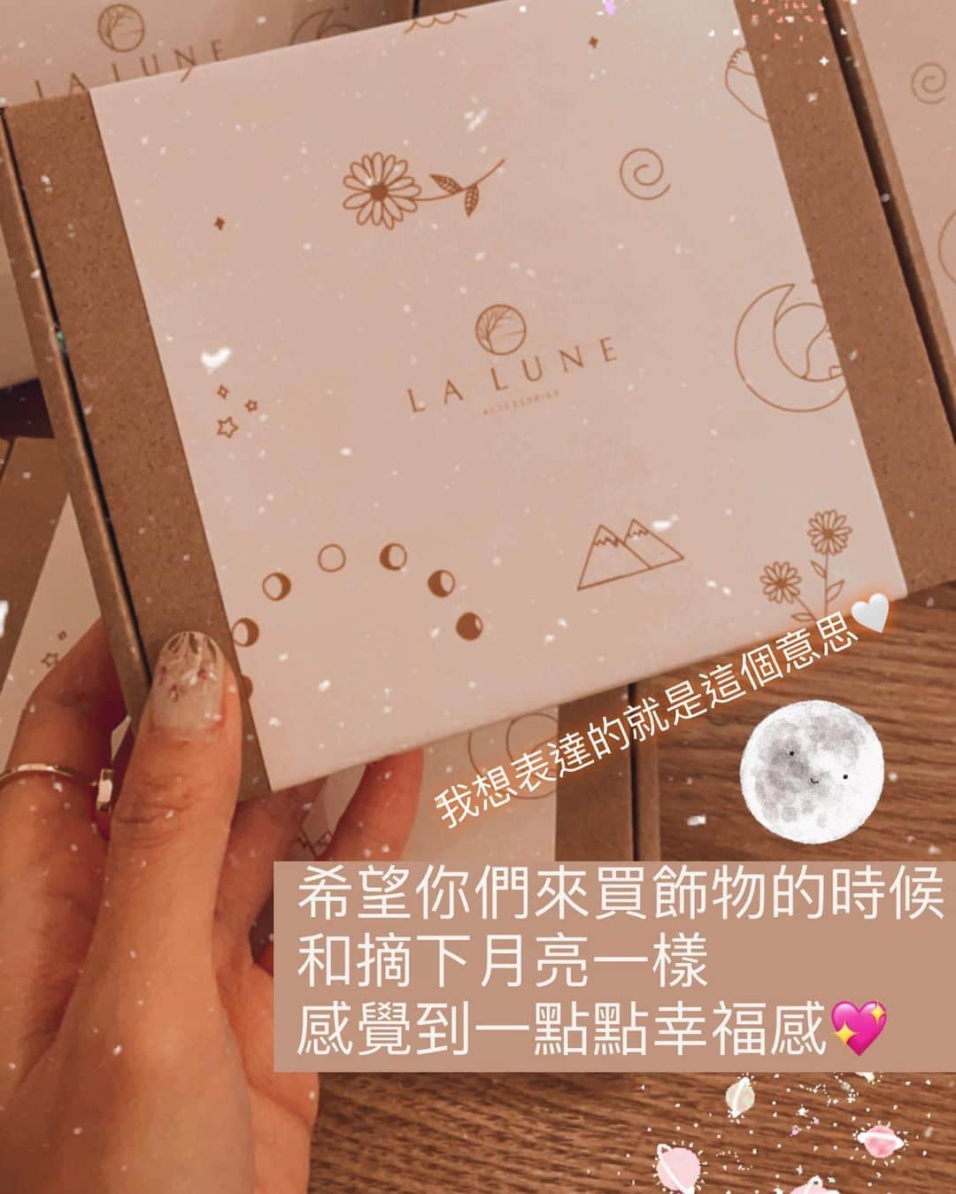 Fleur Fleurのインスタグラム：「收到好多大家🙋🏻‍♀️嘅查詢， 關於即將出售嘅各個飾物品牌🇯🇵✨✨ 我哋還在準備中 請大家耐心等候🙇🏻‍♀️ 今個星期五我哋會有直播介紹新作 同埋開始販賣。 今次嘅飾物真係非常之限定同限量 歡迎大家直接上嚟銅鑼灣門市睇真身 因為未必解答到太多查詢 每個品牌都有針耳環或者夾耳環兩款選擇 ✨✨✨✨ 我哋開拓左一個新嘅IG 叫做La Mune🌝 呢個戶口會主要用來update每次舉行市集及各品牌最新嘅資訊 所以歡迎大家follow： @lalune_accessoriesjp  💖💖💖🙇🏻‍♀️」