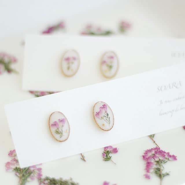 BASE（ベイス）のインスタグラム：「エリカ・メランセラのピアス イヤリング ／ SOARA（@soara_handmadeshop）  可憐で愛らしい姿が特徴の 「エリカ・メランセラ」の花言葉は 💕前向きな恋 🐏博愛  ＜SOARA＞は、幼い頃に 花かんむりを頭に乗せて感じたような 淡い幸せな気持ちを、アクセサリーで運んでくれます💐  やわらかな雰囲気が、耳元を彩る 丸いフレームがポイントになったピアス＆イヤリングです。」