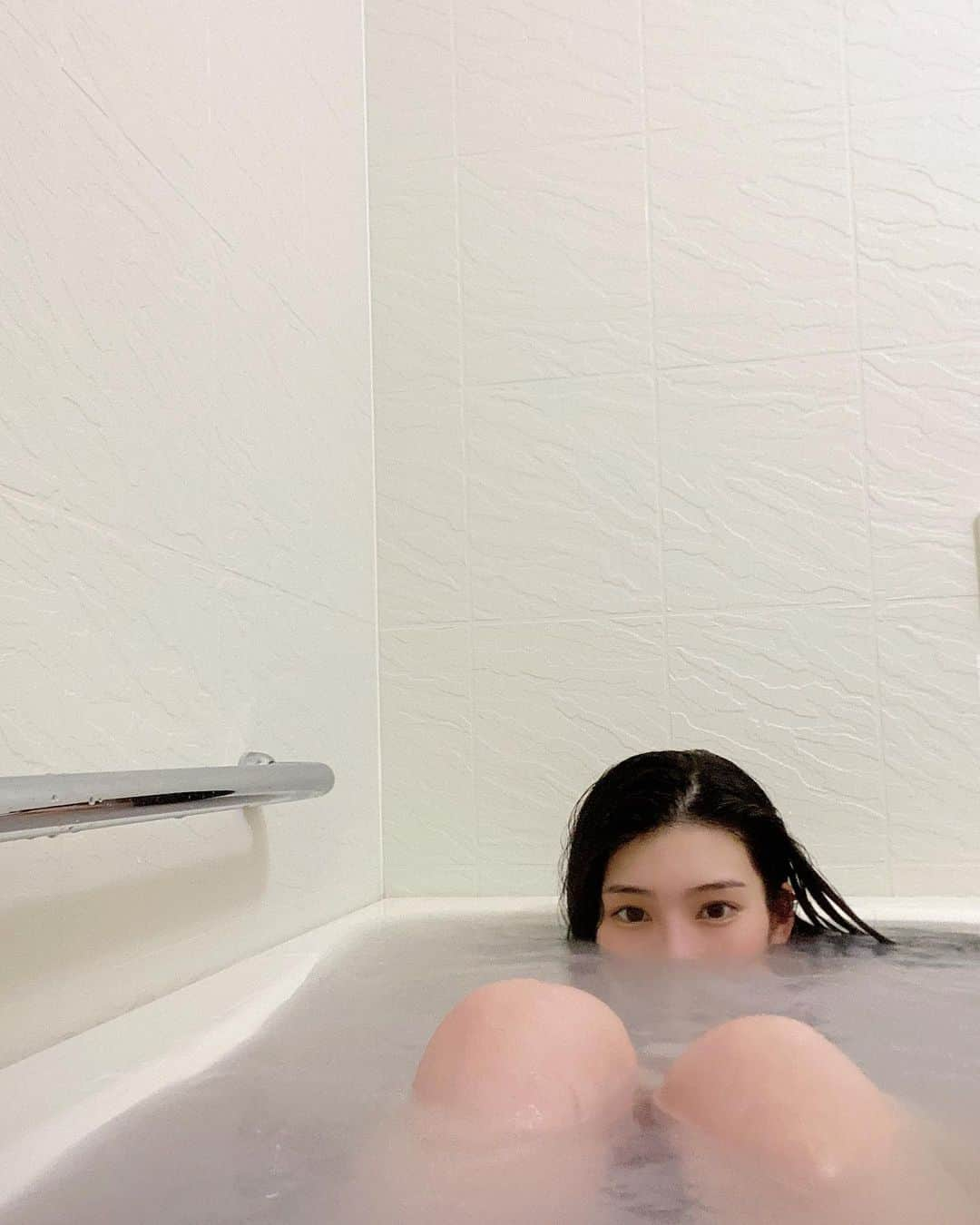 本庄鈴さんのインスタグラム写真 - (本庄鈴Instagram)「・ ・ ・ お風呂でまったりしよ🛁 ・ ・ ・ #sexy #女優 #lifestyle #風呂の時間 #癒しの時間 #instagood #followｍe」2月3日 19時40分 - honjo_suzu