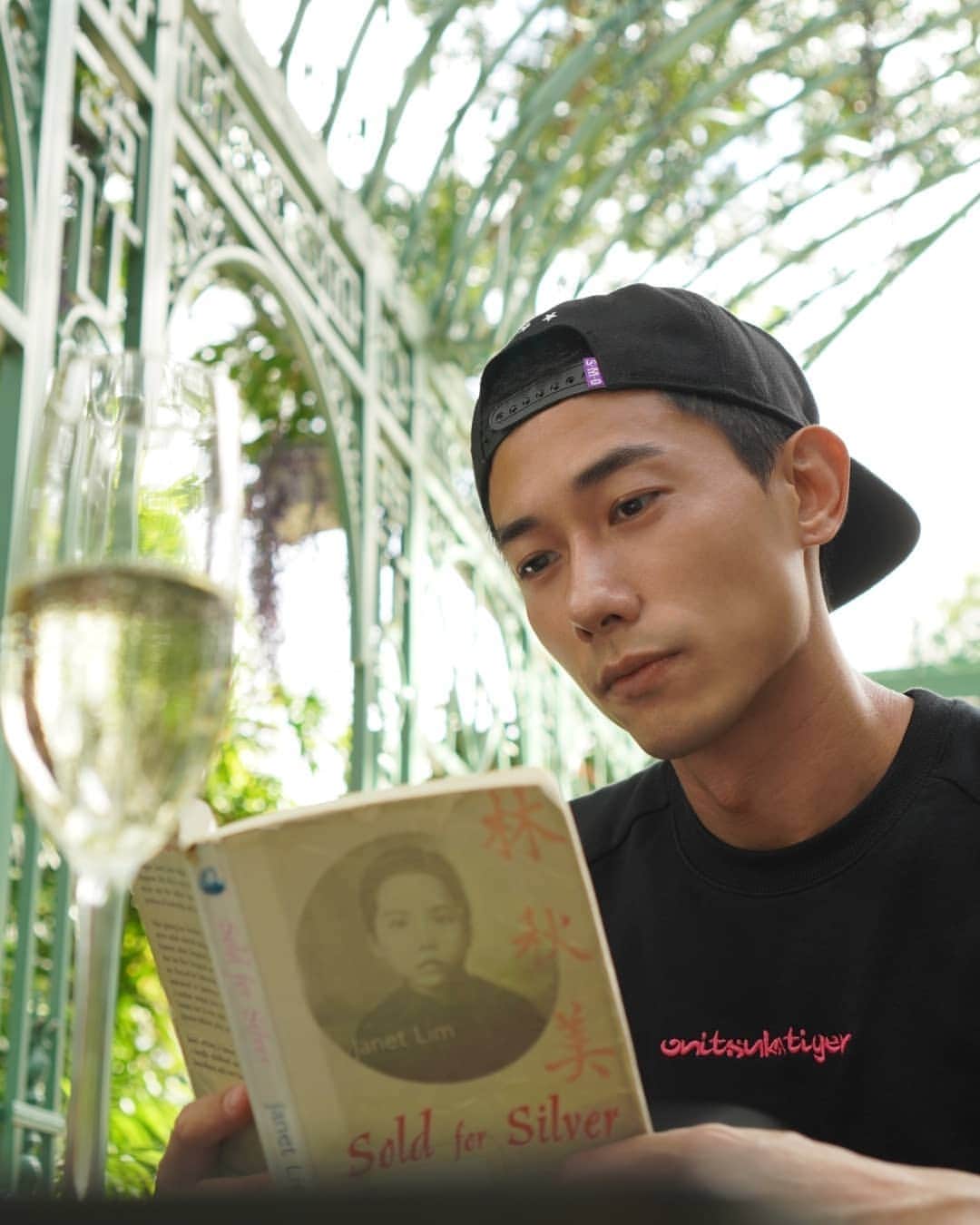 デスモンド・タンのインスタグラム：「When I was in school, my teacher introduced me to this memoir "Sold for Silver" by Janet Lim, and I was inspired by her remarkable life story.   In the 1930s, Janet was sold for $250 as a mui sui, or slave girl from China to Singapore, when she was only 8 years old.   She eventually freed herself from child bondage by making her own escape, and was later taken into a girls' home. She then went on to receive education in a mission school, and later joined St Andrew's Mission Hospital as a nurse.   During World War II, she was captured by the Japanese and made a ‘comfort woman’. Thankfully for her, she managed to escape once again, and returned to nursing at St Andrew's.   Not long after, Janet became Singapore's first Asian hospital matron, and the first woman in Singapore to publish a book in English.   I am awed by Janet’s grit and tenacity in overcoming the odds and rising above adversity to change the course of her life. To me, she is a true inspiration to many women (and men alike) of our future generations - nothing is impossible if one sets out to achieve it.   This year, join me in celebrating SG Women and show appreciation for all the wonderful women in your life! 💙   Let’s take part in the Conversations on Singapore Women’s Development at go.gov.sg/sgwomen, and build a better, more inclusive society.    #CelebratingSGWomen @msfcares」