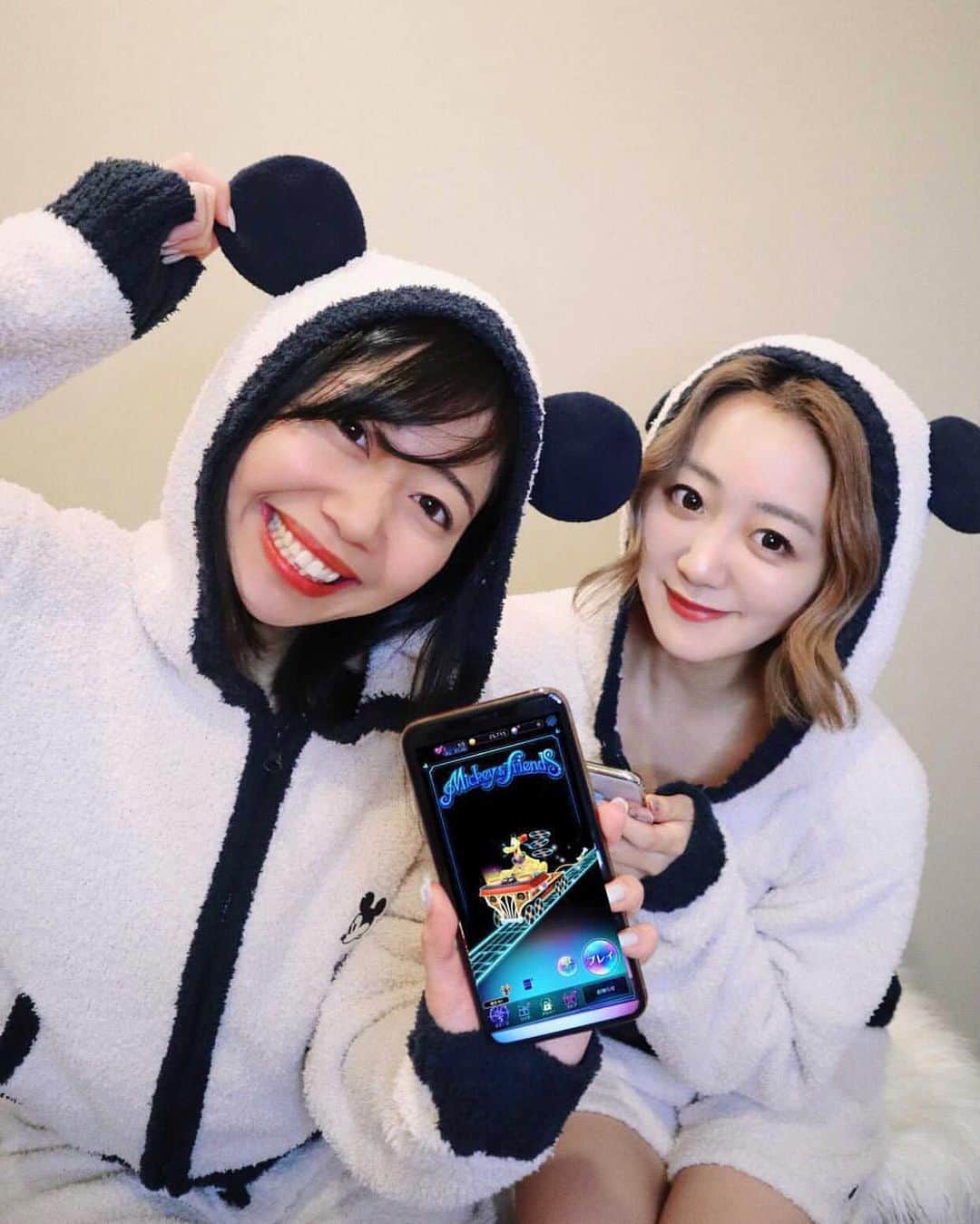 中島奈津希さんのインスタグラム写真 - (中島奈津希Instagram)「👭🏻🎶📱﻿ ﻿ ﻿ ﻿ めちゃくちゃハマっているゲームがあります。笑﻿ ﻿ ﻿ ﻿ ﻿ 1月22日リリースしたばかりの﻿ アプリゲーム"#ディズニーミュージックパレード (#ミューパレ )＂﻿ これ、もうやってる人多いんじゃないかな😍😍？﻿ ディズニー好きさんにはたまらないやつ🥺❤️❤️❤️﻿ ﻿ ということで、今回お姉(@nakajima_ayano )と一緒に体験させていただいたよ👭🏻❤️﻿ ﻿ ﻿ ﻿ ﻿ ミューパレは、﻿ ディズニーの音楽とともに﻿ イルミネーションのようなキラキラ3D空間で﻿ ディズニー作品の名場面をかけめぐる﻿ ライドアトラクションのような音楽ゲームなの🥺🚂🎶✨✨﻿ ﻿ リズムに合わせて画面をタップしたりスライドしたり操作は簡単なのだけど﻿ 「ミッキーマウス・マーチ」や「アンダー・ザ・シー」、「ホール・ニュー・ワールド」など名曲ばかりだし、﻿ ﻿ ﻿ ﻿ ﻿ ﻿ もうね、、、﻿ ディズニー作品の中に入ったような﻿ そんな不思議な感覚になるの🥺❤🚂️🎶✨✨﻿ オープニングから﻿ ワクワクさせてくれる映像や演出があったり﻿ ミュージックライドのガチャが引けるのだけど、﻿ その時のドキドキ感はテンションあがるよね😍😍﻿ 動画あるので見てみてね🤭💭❤️﻿ ﻿ ﻿ ﻿ 因みに！﻿ ミューパレは一人で楽しむことも出来るし、﻿ パーティを組んで友達と一緒に遊ぶことも出来るのだけど、﻿ お姉(@nakajima_ayano )とやってみたら﻿ 動きが面白いことになりました👭🏻笑﻿ 最後の動画参照。笑﻿ ﻿ ﻿ ﻿ ﻿ ﻿ 身体動いちゃうは、、、あるある？？笑﻿ ﻿ ぜひ、みんなも身体動かしちゃおう😆😆👍🏻❤️🎶﻿ ﻿ ☁️☁️☁️☁️☁️☁️☁️☁️☁️☁️☁️☁️☁️☁️☁️☁️☁️☁️☁️﻿ #中島姉妹　﻿ #ディズニー ﻿ #disneymusicparade#pr」2月3日 19時52分 - nakajima_natsuki