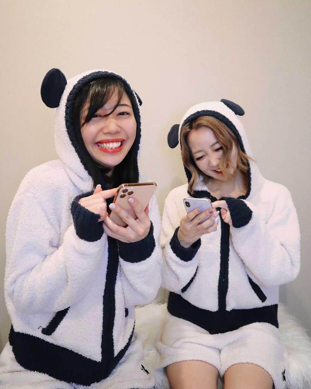 中島奈津希さんのインスタグラム写真 - (中島奈津希Instagram)「👭🏻🎶📱﻿ ﻿ ﻿ ﻿ めちゃくちゃハマっているゲームがあります。笑﻿ ﻿ ﻿ ﻿ ﻿ 1月22日リリースしたばかりの﻿ アプリゲーム"#ディズニーミュージックパレード (#ミューパレ )＂﻿ これ、もうやってる人多いんじゃないかな😍😍？﻿ ディズニー好きさんにはたまらないやつ🥺❤️❤️❤️﻿ ﻿ ということで、今回お姉(@nakajima_ayano )と一緒に体験させていただいたよ👭🏻❤️﻿ ﻿ ﻿ ﻿ ﻿ ミューパレは、﻿ ディズニーの音楽とともに﻿ イルミネーションのようなキラキラ3D空間で﻿ ディズニー作品の名場面をかけめぐる﻿ ライドアトラクションのような音楽ゲームなの🥺🚂🎶✨✨﻿ ﻿ リズムに合わせて画面をタップしたりスライドしたり操作は簡単なのだけど﻿ 「ミッキーマウス・マーチ」や「アンダー・ザ・シー」、「ホール・ニュー・ワールド」など名曲ばかりだし、﻿ ﻿ ﻿ ﻿ ﻿ ﻿ もうね、、、﻿ ディズニー作品の中に入ったような﻿ そんな不思議な感覚になるの🥺❤🚂️🎶✨✨﻿ オープニングから﻿ ワクワクさせてくれる映像や演出があったり﻿ ミュージックライドのガチャが引けるのだけど、﻿ その時のドキドキ感はテンションあがるよね😍😍﻿ 動画あるので見てみてね🤭💭❤️﻿ ﻿ ﻿ ﻿ 因みに！﻿ ミューパレは一人で楽しむことも出来るし、﻿ パーティを組んで友達と一緒に遊ぶことも出来るのだけど、﻿ お姉(@nakajima_ayano )とやってみたら﻿ 動きが面白いことになりました👭🏻笑﻿ 最後の動画参照。笑﻿ ﻿ ﻿ ﻿ ﻿ ﻿ 身体動いちゃうは、、、あるある？？笑﻿ ﻿ ぜひ、みんなも身体動かしちゃおう😆😆👍🏻❤️🎶﻿ ﻿ ☁️☁️☁️☁️☁️☁️☁️☁️☁️☁️☁️☁️☁️☁️☁️☁️☁️☁️☁️﻿ #中島姉妹　﻿ #ディズニー ﻿ #disneymusicparade#pr」2月3日 19時52分 - nakajima_natsuki