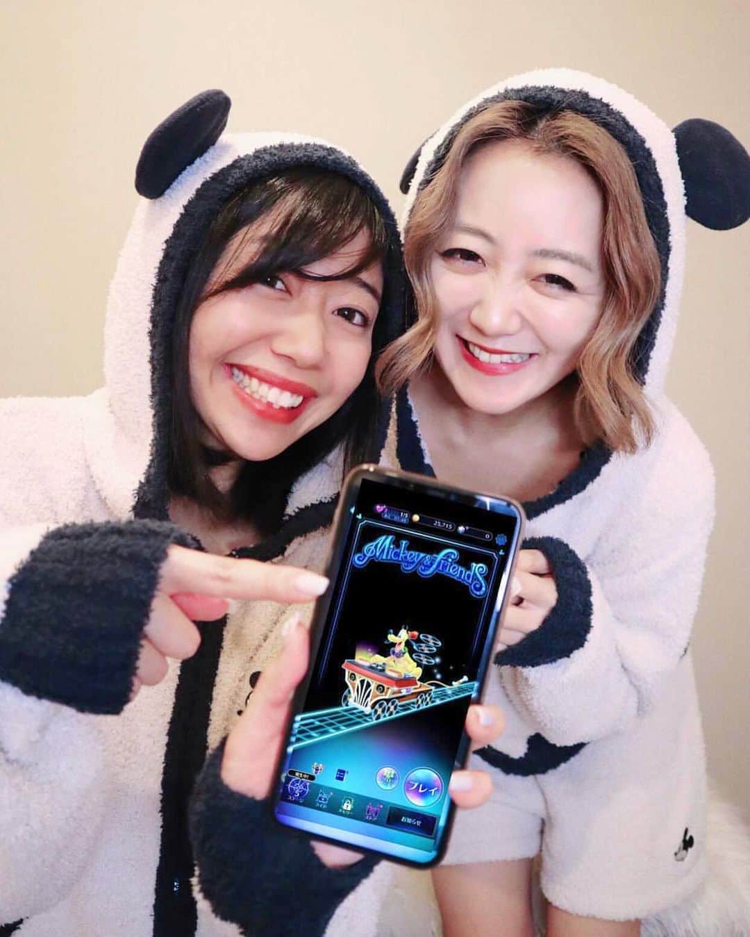 中島奈津希のインスタグラム：「👭🏻🎶📱﻿ ﻿ ﻿ ﻿ めちゃくちゃハマっているゲームがあります。笑﻿ ﻿ ﻿ ﻿ ﻿ 1月22日リリースしたばかりの﻿ アプリゲーム"#ディズニーミュージックパレード (#ミューパレ )＂﻿ これ、もうやってる人多いんじゃないかな😍😍？﻿ ディズニー好きさんにはたまらないやつ🥺❤️❤️❤️﻿ ﻿ ということで、今回お姉(@nakajima_ayano )と一緒に体験させていただいたよ👭🏻❤️﻿ ﻿ ﻿ ﻿ ﻿ ミューパレは、﻿ ディズニーの音楽とともに﻿ イルミネーションのようなキラキラ3D空間で﻿ ディズニー作品の名場面をかけめぐる﻿ ライドアトラクションのような音楽ゲームなの🥺🚂🎶✨✨﻿ ﻿ リズムに合わせて画面をタップしたりスライドしたり操作は簡単なのだけど﻿ 「ミッキーマウス・マーチ」や「アンダー・ザ・シー」、「ホール・ニュー・ワールド」など名曲ばかりだし、﻿ ﻿ ﻿ ﻿ ﻿ ﻿ もうね、、、﻿ ディズニー作品の中に入ったような﻿ そんな不思議な感覚になるの🥺❤🚂️🎶✨✨﻿ オープニングから﻿ ワクワクさせてくれる映像や演出があったり﻿ ミュージックライドのガチャが引けるのだけど、﻿ その時のドキドキ感はテンションあがるよね😍😍﻿ 動画あるので見てみてね🤭💭❤️﻿ ﻿ ﻿ ﻿ 因みに！﻿ ミューパレは一人で楽しむことも出来るし、﻿ パーティを組んで友達と一緒に遊ぶことも出来るのだけど、﻿ お姉(@nakajima_ayano )とやってみたら﻿ 動きが面白いことになりました👭🏻笑﻿ 最後の動画参照。笑﻿ ﻿ ﻿ ﻿ ﻿ ﻿ 身体動いちゃうは、、、あるある？？笑﻿ ﻿ ぜひ、みんなも身体動かしちゃおう😆😆👍🏻❤️🎶﻿ ﻿ ☁️☁️☁️☁️☁️☁️☁️☁️☁️☁️☁️☁️☁️☁️☁️☁️☁️☁️☁️﻿ #中島姉妹　﻿ #ディズニー ﻿ #disneymusicparade#pr」