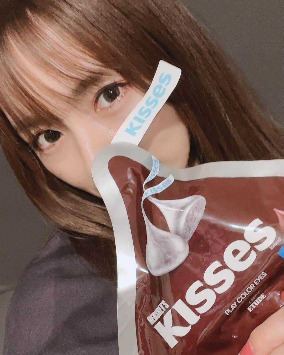 ぽこのインスタグラム：「エチュードとキスチョコのコラボ可愛すぎて、今日仕事帰りに買ってしまった😍❤️﻿ チョコの匂いがふわっとするし、写真撮ってないけどブラシもついてきて嬉し✨﻿ 明日から使うの楽しみ😘﻿ ﻿ ﻿ #etudehouse  #キスチョコ」