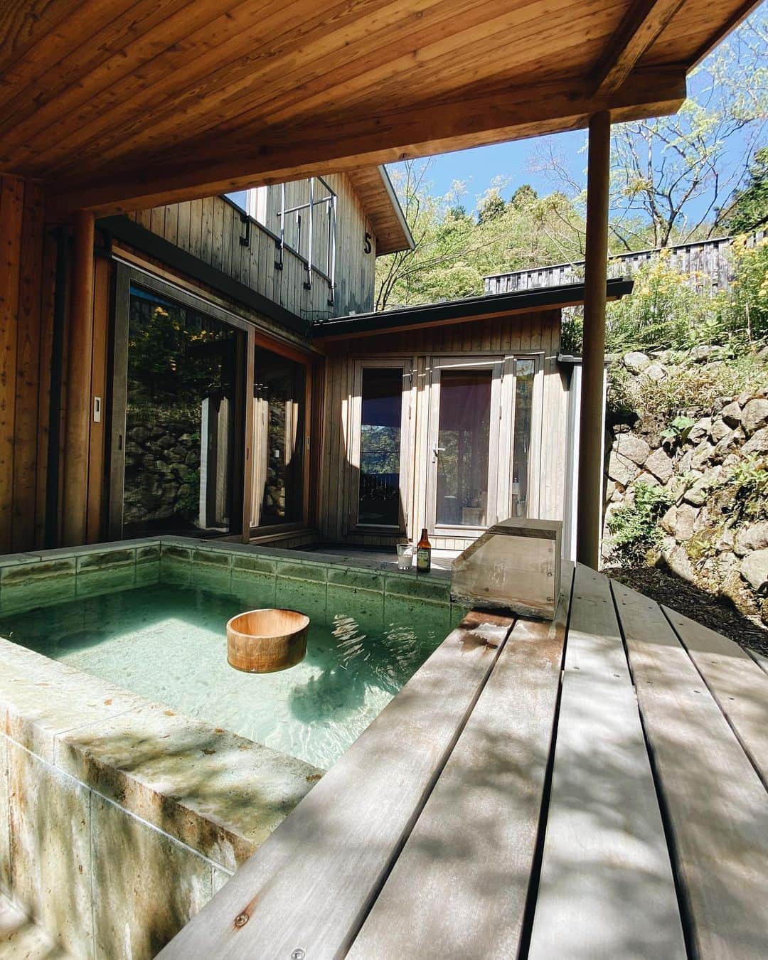 NEST INN HAKONE | 俵石閣さんのインスタグラム写真 - (NEST INN HAKONE | 俵石閣Instagram)「. 露天風呂から見るヴィラ。  5部屋ある露天風呂付きのお部屋。そこから見える景色や浴槽がそれぞれ異なります。  どの部屋になるかは当日のお楽しみ。気にいるお部屋が見つかると嬉しいです。  #hakoneretreatvilla1f #hakoneretreat #箱根リトリートヴィラワンバイエフ #箱根リトリートvilla1f #プライベートヴィラ #ゆらぎ  #数寄屋造り #料亭俵石 #箱根 #箱根ホテル #箱根リトリート」2月3日 19時46分 - okcs_hakone.retreat