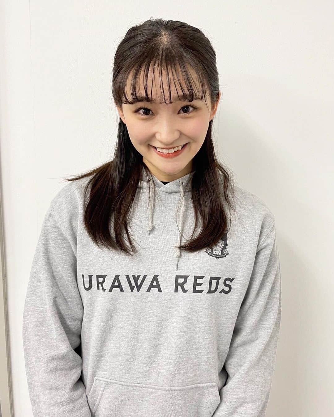 加藤早和子のインスタグラム：「❤︎ ……やっとお知らせできる☺️☺️  浦議チャンネルで 岩館直選手に インタビューさせて頂きました！㊗️🎉  今回は第1弾『クリアソン新宿ってどんなクラブ？』が 公開されてます…🤭  撮影では20シーズンに新発売したパーカーを 着てみました😸  浦議チャンネル で検索して観てもらえたら嬉しいです🔍  . . #浦和レッズ #浦和サポ #サッカー #浦議チャンネル #youtube #女子大生 #大学生 #青山学院大学 #urawareds #soccer #instagood」