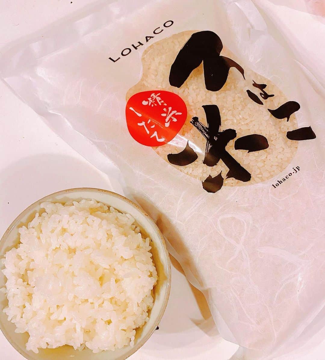 マキさんのインスタグラム写真 - (マキInstagram)「こんばんは☺️  今日も一日お疲れ様でした‼️ 昨日の恵方巻き👹  シンプルな具材の田舎風巻き寿司 お米は冷めても美味しいロハコ米で作ったよ‼️  @lohaco  ろはこ米はLOHACOが独自で精米・パッキングした、安心・安全の自家精米  発送日当日に精米することでいつでも新鮮、美味しいお米が届くのが嬉しい☺️  北海道産のお米のなかでも高級米と言われているゆめぴりかから、「ろはこ米」は、LOHACOが地域・生産者を目利きした北海道産「ゆめぴりか」だけを使用してるの⤴️  「ゆめぴりか」のほど良い粘りと甘み、そして炊きあがりがお米がツヤツヤで 美味しいの間違いないって感じ⤴️  パッケージにもこだわり、はさみを使わず開封することができ、チャック付きなので開封後の保存が簡単‼️  今日は炊きたてご飯で、子供もいつもと違う‼️って何杯もお代わりしてくれたよ☺️  是非、食べてみてね♥️  #LOHACO #ロハコ #LOHACO限定 #ロハコ限定 #ろはこ米 #新米 #お米 #精白米 #ゆめぴりか #おうちごはん #おうちごはんlover #豊かな食卓 #monipla #lohaco_fan」2月3日 19時49分 - maki_s0205