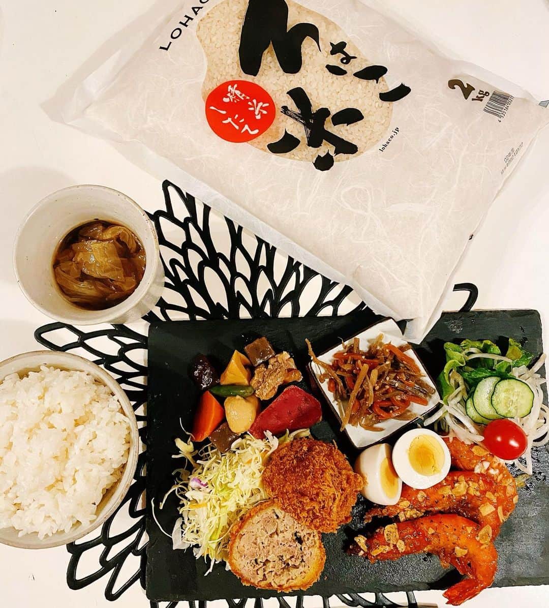 マキさんのインスタグラム写真 - (マキInstagram)「こんばんは☺️  今日も一日お疲れ様でした‼️ 昨日の恵方巻き👹  シンプルな具材の田舎風巻き寿司 お米は冷めても美味しいロハコ米で作ったよ‼️  @lohaco  ろはこ米はLOHACOが独自で精米・パッキングした、安心・安全の自家精米  発送日当日に精米することでいつでも新鮮、美味しいお米が届くのが嬉しい☺️  北海道産のお米のなかでも高級米と言われているゆめぴりかから、「ろはこ米」は、LOHACOが地域・生産者を目利きした北海道産「ゆめぴりか」だけを使用してるの⤴️  「ゆめぴりか」のほど良い粘りと甘み、そして炊きあがりがお米がツヤツヤで 美味しいの間違いないって感じ⤴️  パッケージにもこだわり、はさみを使わず開封することができ、チャック付きなので開封後の保存が簡単‼️  今日は炊きたてご飯で、子供もいつもと違う‼️って何杯もお代わりしてくれたよ☺️  是非、食べてみてね♥️  #LOHACO #ロハコ #LOHACO限定 #ロハコ限定 #ろはこ米 #新米 #お米 #精白米 #ゆめぴりか #おうちごはん #おうちごはんlover #豊かな食卓 #monipla #lohaco_fan」2月3日 19時49分 - maki_s0205