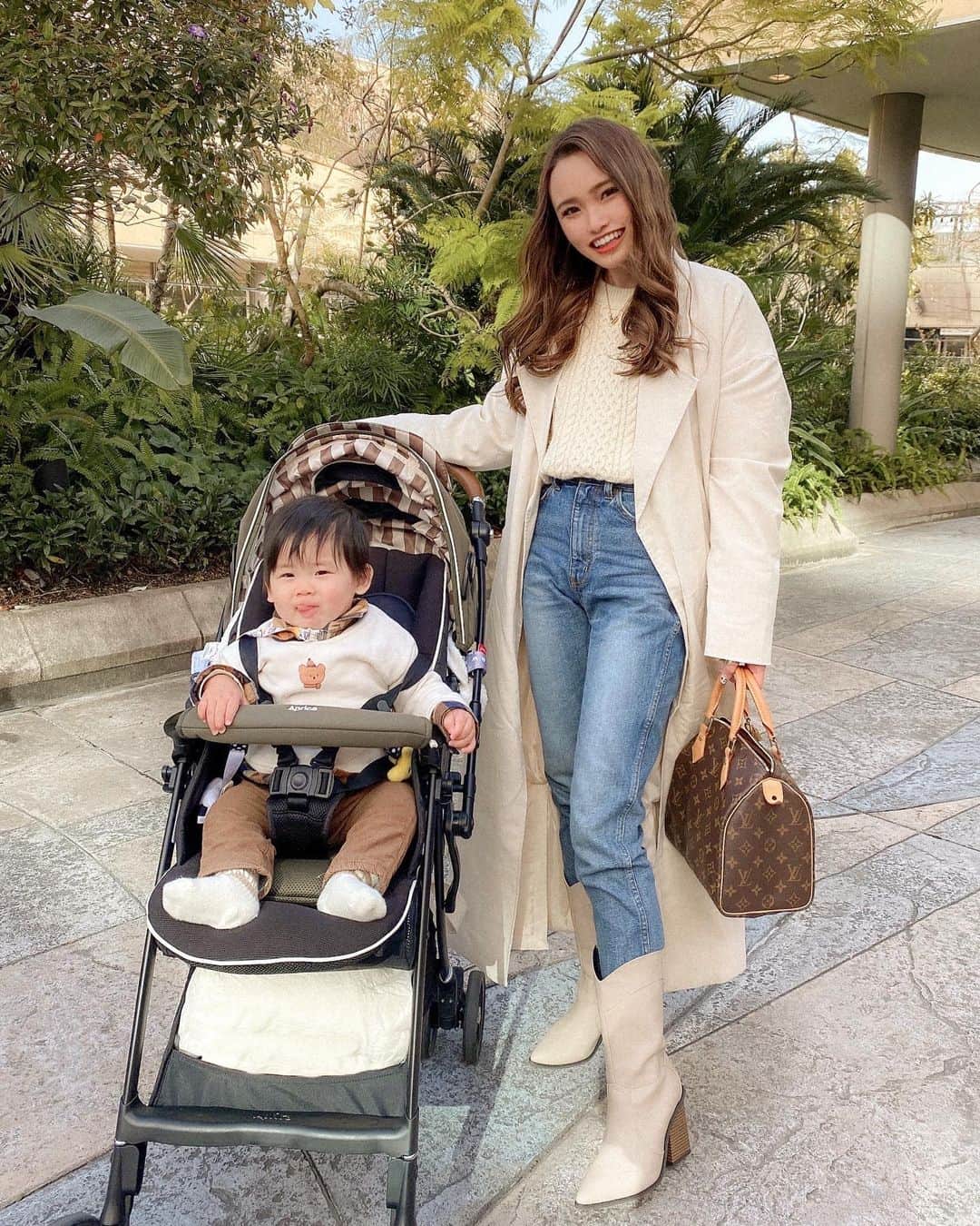 のインスタグラム：「. . りくちゃんのベロだし👅可愛い♡♡ 2枚目も同じような写真やけど りくちゃんの違った顔が可愛い👶🏼💕 . りくちゃんが着てるクマさんの服は @jolie_bebe__ のだよʕ•ᴥ•ʔ 15日からSALEするみたいだよ✔️ ママの服は2枚目にタグ付けしてます🏷 . . #親子 #親子コーデ #ママと息子 #男の子ママ #ママコーデ #ママファッション #kobelettuce #神戸レタス #ガウンコート #searoomlynn #シールームリン #evris #ホワイトコーデ #男の子ベビー #男の子baby #男の子コーデ #ベビー #ベビー服 #code #ootd #outfit #fashion @kobe_lettuce」
