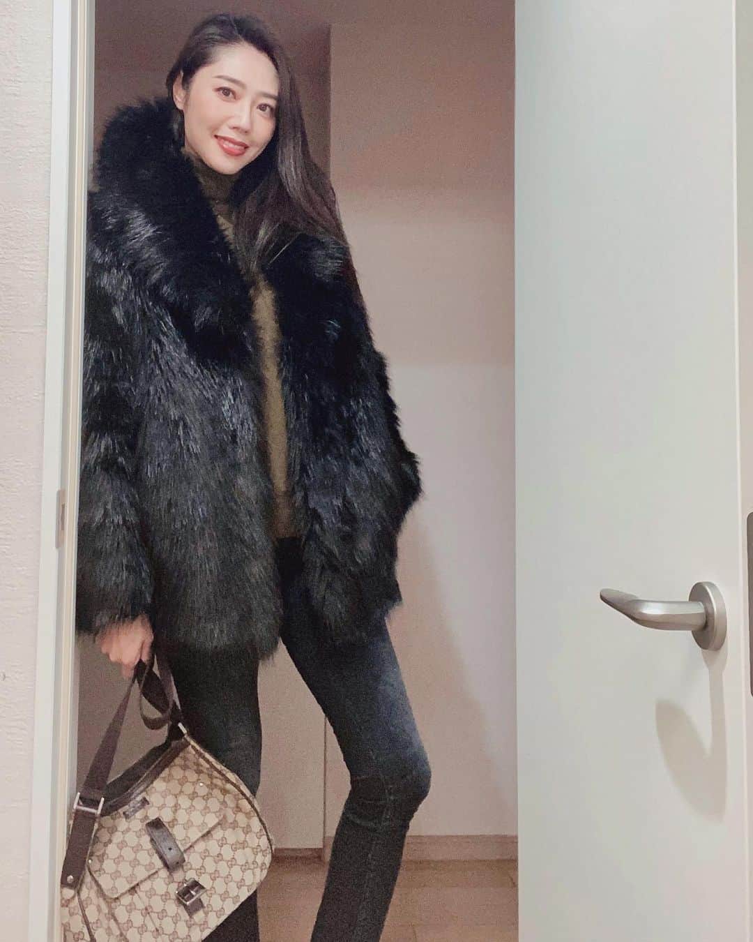 のインスタグラム：「【unreal fur】 お気に入りのフェイクファー。 フェイクだけど、あったかいのよねぇ😆 今日寒かったしね🥲  パントガールって、育毛サプリ知ってる？飲み始めて三ヶ月過ぎた頃から、めっちゃ生えてきた（写真3枚目 ） 抜け毛も減ったし、これでこの先おばあちゃんなっても、丈夫な髪の毛になるかなぁww  Fur jacket @unreal_fur  Tops @zara  Jeans @replayjapan @replay  Bag @gucci   #fashiongram #fashionstyle #fashionista #unrealfur #gucci #replay #replayjeans #アラフォーコーデ #アラフォーファッション #アラフォーメイク #アラフォーヘア」