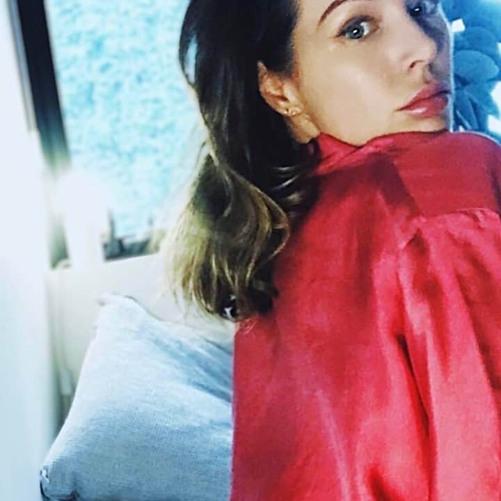エミリー・スコットのインスタグラム：「red is for passion, for fire, for love, hearing and feeling the beat of the drum 🪘🪘」