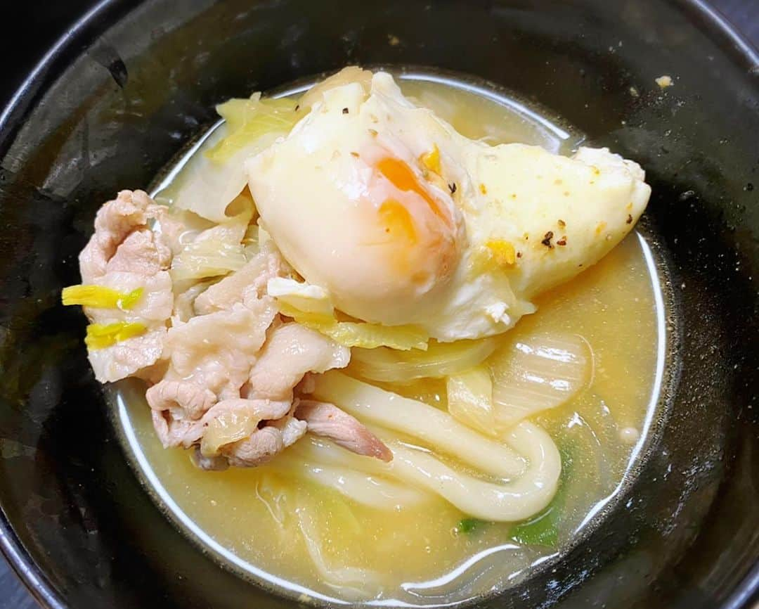 とぎもちさんのインスタグラム写真 - (とぎもちInstagram)「.﻿ ﻿ 【おうちごはん 집밥】﻿ ﻿ 実家の母のごはん🍚✨﻿ ﻿ 今日は﻿ キムチ鍋（うどん入り）！﻿ ﻿ 辛さ控えめお野菜お肉たっぷり💕﻿ ﻿ 煮込まれたうどん美味し~ 😍😍﻿ ﻿ .﻿ #おうちごはん #実家のごはん #母の味 #キムチ鍋 #チゲ鍋 #집밥 #김치찌개 #일본집밥  #먹스타그램 #토기모치 #とぎもちkorea #とぎもちキムチ鍋 #とぎもちおうちごはん」2月3日 20時00分 - togistagram