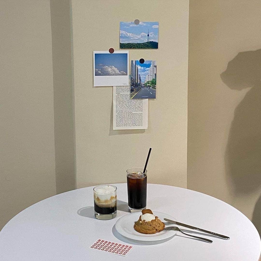 PATRA magazineさんのインスタグラム写真 - (PATRA magazineInstagram)「大阪・堀江にある cafe Dodam☕  今年1月1日にオープンしたばかりで 韓国のカフェにいるみたいな気分になれると お洒落さんたちの間で話題に！  なんと同じく堀江にある人気カフェ  cafe sketch の姉妹店なんです🍒  白とブルーを基調に、アクセントカラーのオレンジが特徴のシンプルな空間。  ロゴが可愛いボトルドリンクや、種類豊富なスコーン、トレンドのクロッフルなど、 メニューも豊富♡  席同士の間隔が広くソーシャルディスタンスがとれるのもポイント！  お出かけの際は、感染症対策をしっかりしてね😷  📍 大阪府大阪市西区南堀江1-22-18 ナイロンビル3階 営業時間：12:00〜 デザート無くなり次第終了 定休日：なし  ＼ thank you 🦢 ／ @ur.12g / @eumld_ @__chiico___ / @aakimdae @__ors06 / @_mayuko.7  今みんなの中で流行っている事やアイテムがあれば PATRA magazine をタグ付けしてぜひ教えてね🔔  皆さんのすてきな投稿をぜひ紹介させてください！  #dodamcafe #cafedodam #dodam #大阪カフェ #堀江カフェ #西堀江カフェ #関西カフェ #カフェ巡り #大阪カフェ巡り #cafesketch #cafe #韓国っぽカフェ #韓国風カフェ #韓国雑貨 #カフェ好きな人と繋がりたい #カフェ好きさんと繋がりたい #お洒落さんと繋がりたい」2月3日 20時01分 - patra__jp