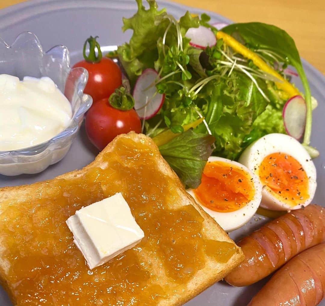 YUMIのインスタグラム：「🍝🍞  くわはら味噌活始めました😘  ストーリーにも載せたけど 今とってもはまってる、、  福岡デザインアワード 銀賞を受賞した misolaboのiiotemaeシリーズ✨  食パンに塗って、、 クリームチーズをのせたりパスタと混ぜるだけで とっても簡単なのに幸せにしてくれる〜🤤💗  お味噌って和食のイメージやけど パスタとかいろんなお料理に合うし、 みそらぼさんのシリーズどれも美味しい🥺  早速友達にも沢山プレゼントした🎁  そして、なんといっても！！ お話を聞かせてくれた、安藤さんが とっても素敵な女性で、すっかりファンになったよ🥰  食育、健康づくり、美容 いろんな観点から食べる人たちへの 思いやりが沢山詰まった"お味噌"☺️  心も体もあたたまる〜✨  子供と一緒にも作れる 味噌づくりキットも販売してるよ👧🏻  塩分も控えめにしてあって、嬉しい😉🌱  ▶︎ @misolabo.shop   腸内環境整えて美肌目指します🔥  蔦屋書店 六本松店で福岡デザインアワード受賞作品が ポップアップストアとして出展するらしいけん 絶対行く😘  期間：2月2日～2月16日  #みそらぼ#味噌#発酵食品#福岡味噌 #食パン#食パンアレンジ#朝ごはん #おうちカフェ#おうちごはん#朝食 #francfranc#エプロン#料理#福岡デザインアワード」