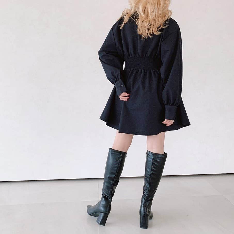 Vannie Officialのインスタグラム：「【ウエストギャザーミニシャツブラウス】¥2,700+tax  可愛いオトナっぽスタイルが叶う今季の大・大・大本命tops♡   《styling》 着るだけでコーディネートの主役になる1枚…♡ ウエストのギャザーと袖のたぽっと感が可愛く、シャツボタンと少し長めのカフスでハンサム感もプラス。 ショート丈のボトムを合わせてワンピーススタイルに、細身のパンツを合わせてシャツブラウスとしても◎  《detail》 ウエストのギャザーで可愛さは勿論、スタイルアップも叶います♡ 前後２wayになっており、フロントをギャザーにし柔らかいブラウススタイルに、ボタンを前にしてシャツスタイルでも着用可能です◎ また、ボタンを全部開くと羽織に、ギャザー部分をinするとシンプルなtopsとしても着られ、着回し力も抜群です！！  《fabric》 しわ感になりづらく、張り感がある素材を使用しております◎   ※詳しいお手入れ方法は商品タグをご参照ください。   #vannie_u#ヴァニーユー #ZOZOでしか買えない⠀⠀   お問い合わせはDMまでご連絡ください☺︎」