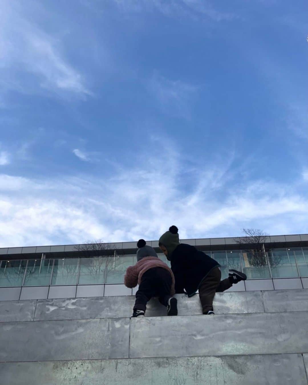 のインスタグラム：「いつかのpic。  @chihiroishino ちゃんが撮る子供の写真が大好きだ！いつもいろんなところに連れて行ってくれて、たくさんの思い出共有できて、そうちゃんは幸せだ🥺ありがとう！！ お揃いの帽子はちひろちゃんからいただいたもの♡可愛すぎる💘  Thank you always.」
