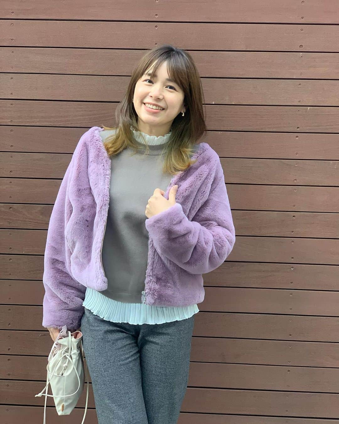 のインスタグラム：「☺︎ 久しぶりに着たアウターが、 小さいなと感じた2月です。 2月です… 2月です…  昨日の節分は、 大阪の和食屋さん神楽より📦✨ ごちそうさまでした。  恵方巻き文化に馴染みがない我々 関東人は普通に切って食べましたw  九州人のオットは粛々と 南南東を向き、 黙って食べておりました。 いいね！👍  #gu#zara #40代コーデ」