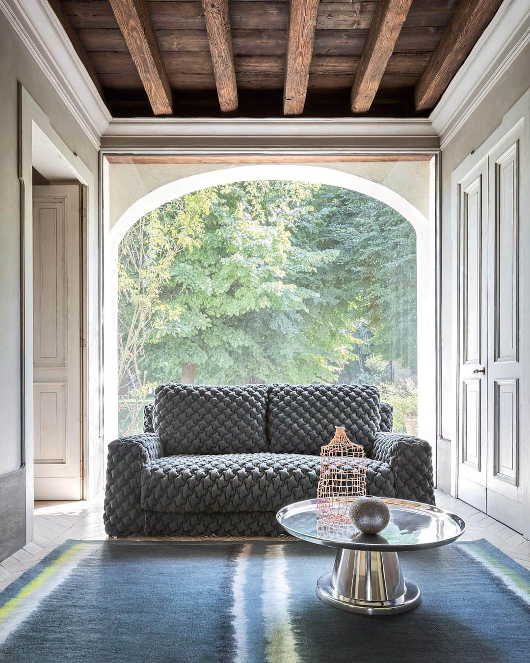 GERVASONI JAPAN / ジェルバゾーニ ジャパンのインスタグラム：「【 New Collection 】   Sofa : LOLL 10 Design : @paola.navone   【お問い合わせ先】 南陽オモビト株式会社 / GERVASONI TOKYO  〒107-0062 東京都港区南青山4-18-16 フォレストヒルズWESTWING B1 TEL：03-5413-3274 MAIL：info@gervasoni.jp  #gervasoni #GervasoniTokyo #paolanavone #interior #interiordesign #madeinitaly  #ジェルバゾーニ #ジェルバゾーニトーキョー #インテリア #イタリア家具 #ソファ #椅子 #テーブル #お洒落」