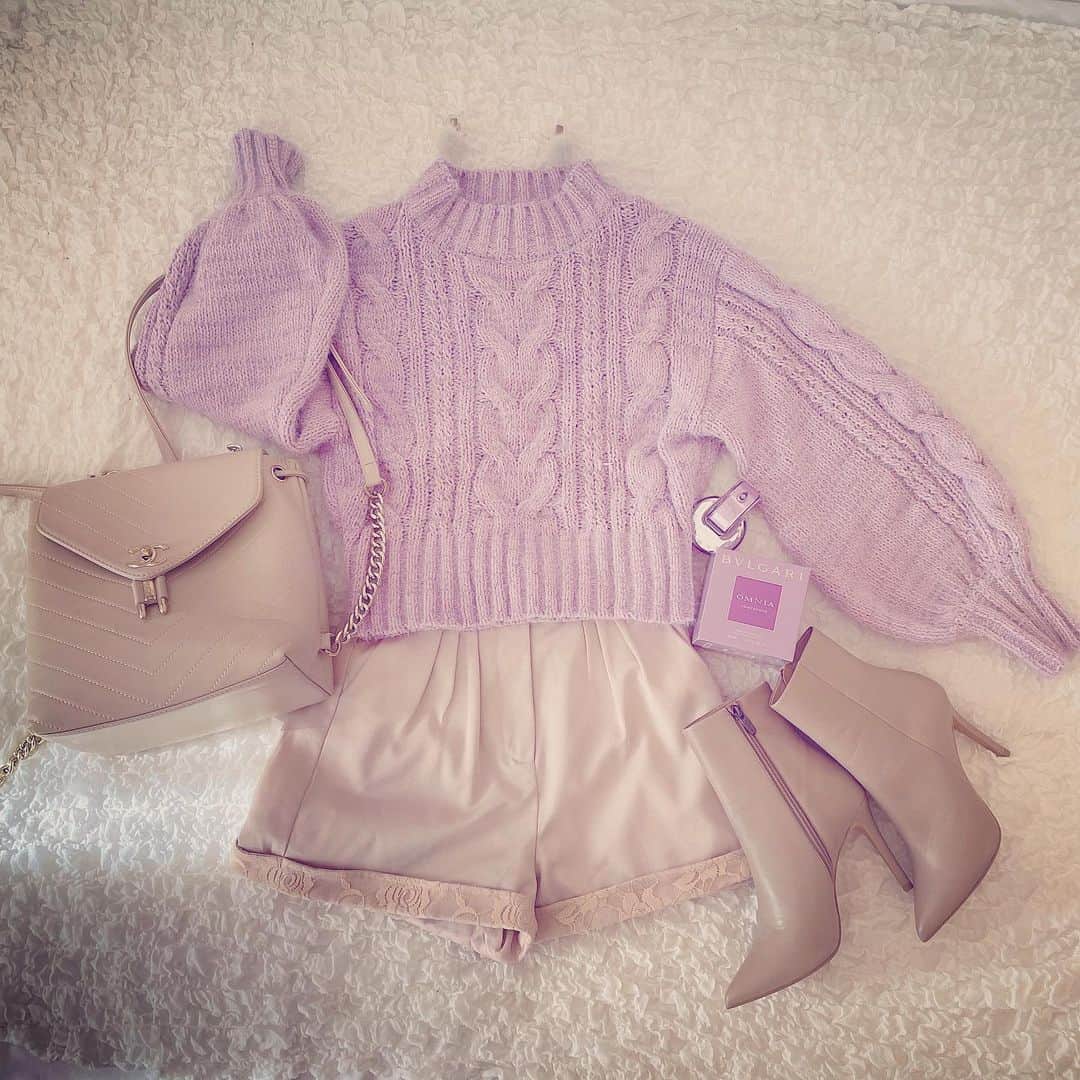 マキろんのインスタグラム：「💫最近買ってよかったもの💫 ふわふわショートニット そでのところがふんわりが ポイント🙌💖✨ ・ 柔らかいラベンダーカラー なので春先まで楽しめそう❣️ 🌸✨💐 ショートニット (ROYAL PARTY) #山内智恵#マキろん#japanesegirl  #ファッション#fashion #可愛い#ありがとう#大好き #follow#ootd#買ってよかった  #ニットコーデ #royalparty  #chanel #BVLGARI#diana  #デートコーデ」