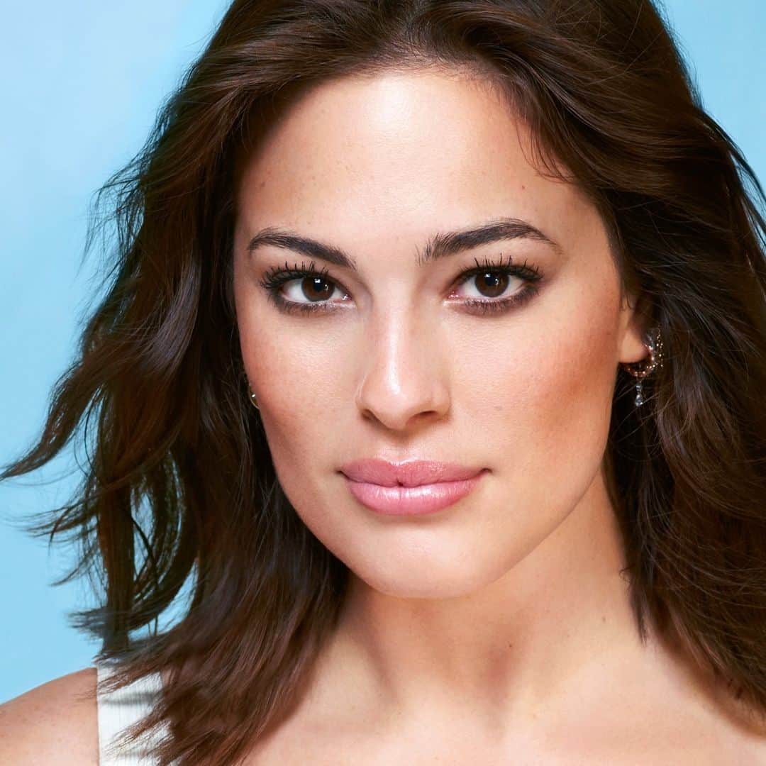 Revlonさんのインスタグラム写真 - (RevlonInstagram)「We believe in letting your natural beauty shine. @ashleygraham wears NEW #ColorStay Light Cover Foundation in Medium Beige (240) to get the job done, perfecting her complexion just the right amount 💫」2月3日 11時00分 - revlon