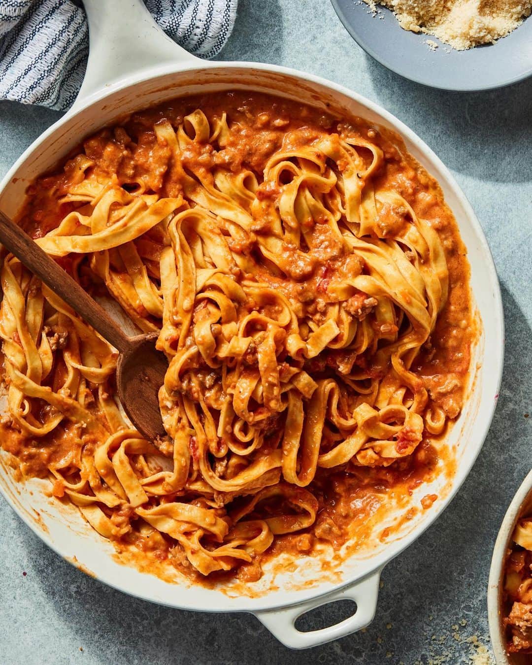 Gaby Dalkinのインスタグラム：「Easily the most epic Bolognese recipe you’ll ever make is up on the blog / linked in my profile! And if you were one of the few thousands of people to witness my typo this morning - YOU ARE WELCOME! 🤣Just a sneak peak into how we do food styling notes with my boos @adamfoodstyle + @mattarmendariz 🤦🏻‍♀️ https://whatsgabycooking.com/ragu-alla-bolognese/」