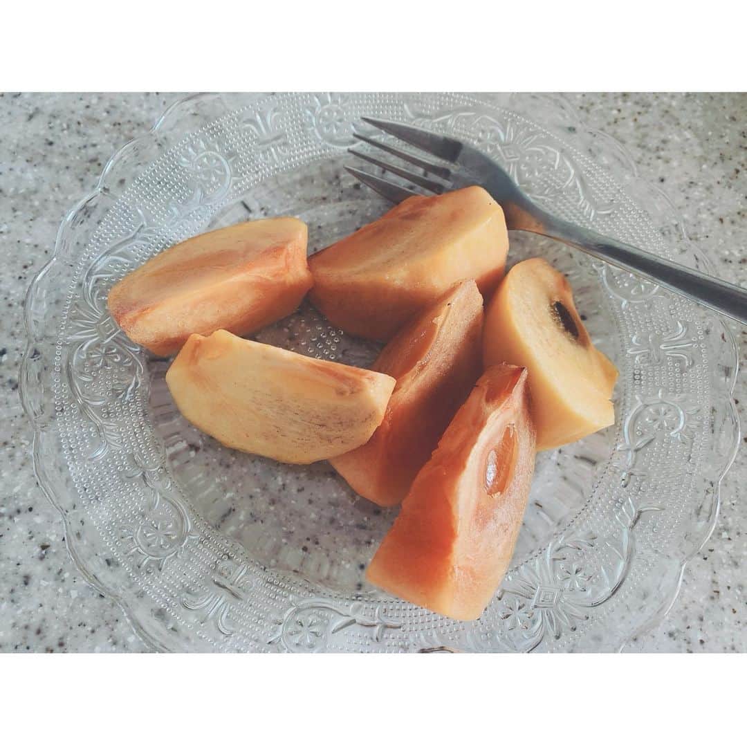 高原愛のインスタグラム：「私の朝フルーツ😋😋😋今日はパパイヤ一つ丸々(写真の二倍)、柿一つ朝からモリモリ食べました🥰  前日、飲みすぎたな、食べすぎたな、朝起きてお腹がぐぅ〜って空いていなければ空くまで食べないで、ぐ〜って感じはじめたらモリモリ食べる😋それを最近心がけてて、便通も良くなってくる気がします😌皆さんも参考にしてみてください😚✌️  東京は今日は晴天で良いお天気❣️最高ですね✨✨私はこれからモモ🐕のお散歩に行ってきます🌈🌈  #フルーツモーニング#フルーツデトックス#腸活#デトックス#美容#💓」
