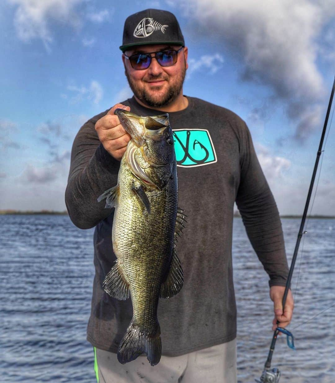 Filthy Anglers™のインスタグラム：「Our buddy Tony from @freshbaitz and star of @getbenttv is doing a little bit of product testing down in Florida this week. Check out this beautiful 5lb bass, kinda like the one from Nintendo’s “Black Bass” - I can hear that tension line dinging right now. Anyone else remember that game? The color of this bass, so dark. Congrats on the catch Tony you are Certified Filthy. www.filthyanglers.com #fishing #blackbass #bassfishing #monsterbass #bassdynasty #getbenttv #freshbaitz #lures #boat #kayak #florida #bassmaster #mlf #flw」